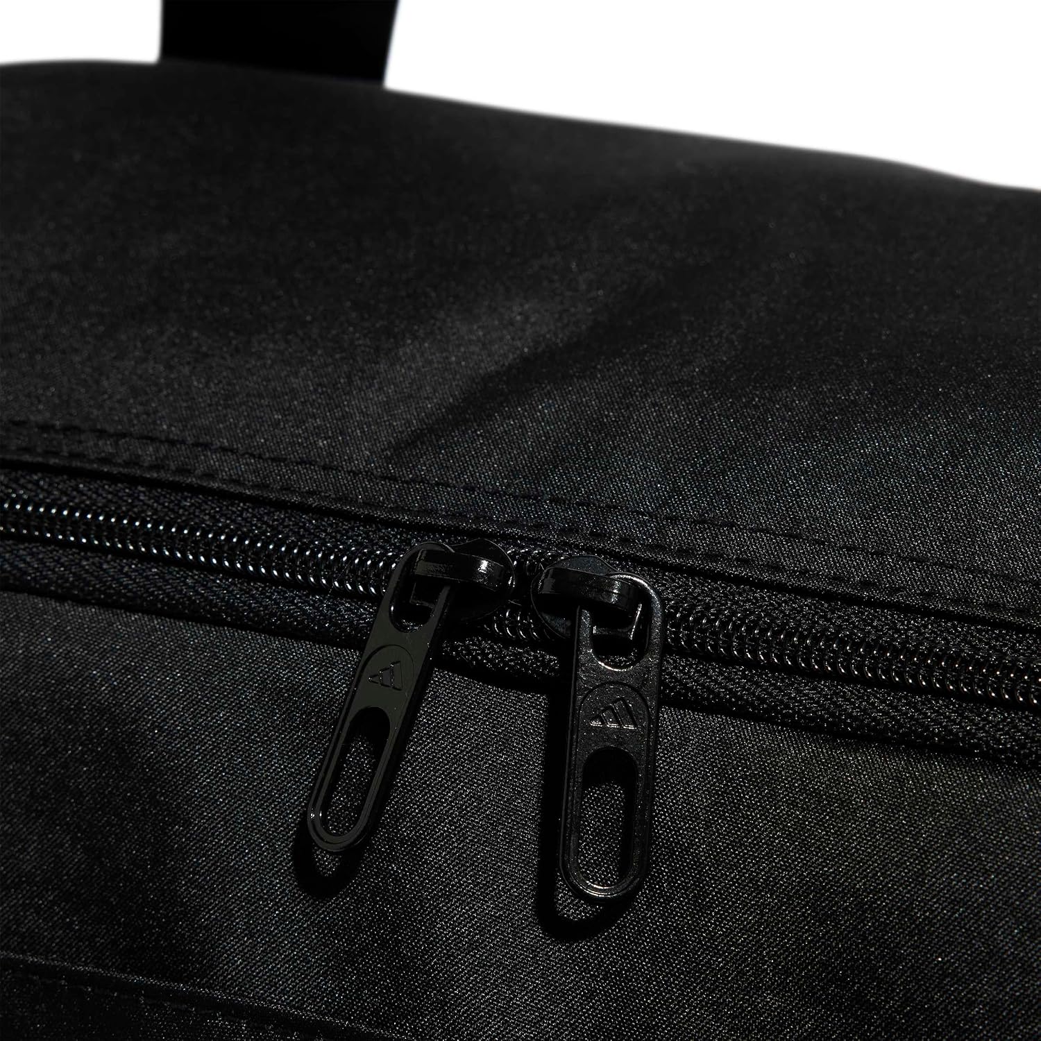 Detalle 2 de adidas Essentials Linear Duffel Bag S – kompakter Sport- und Reisebegleiter
