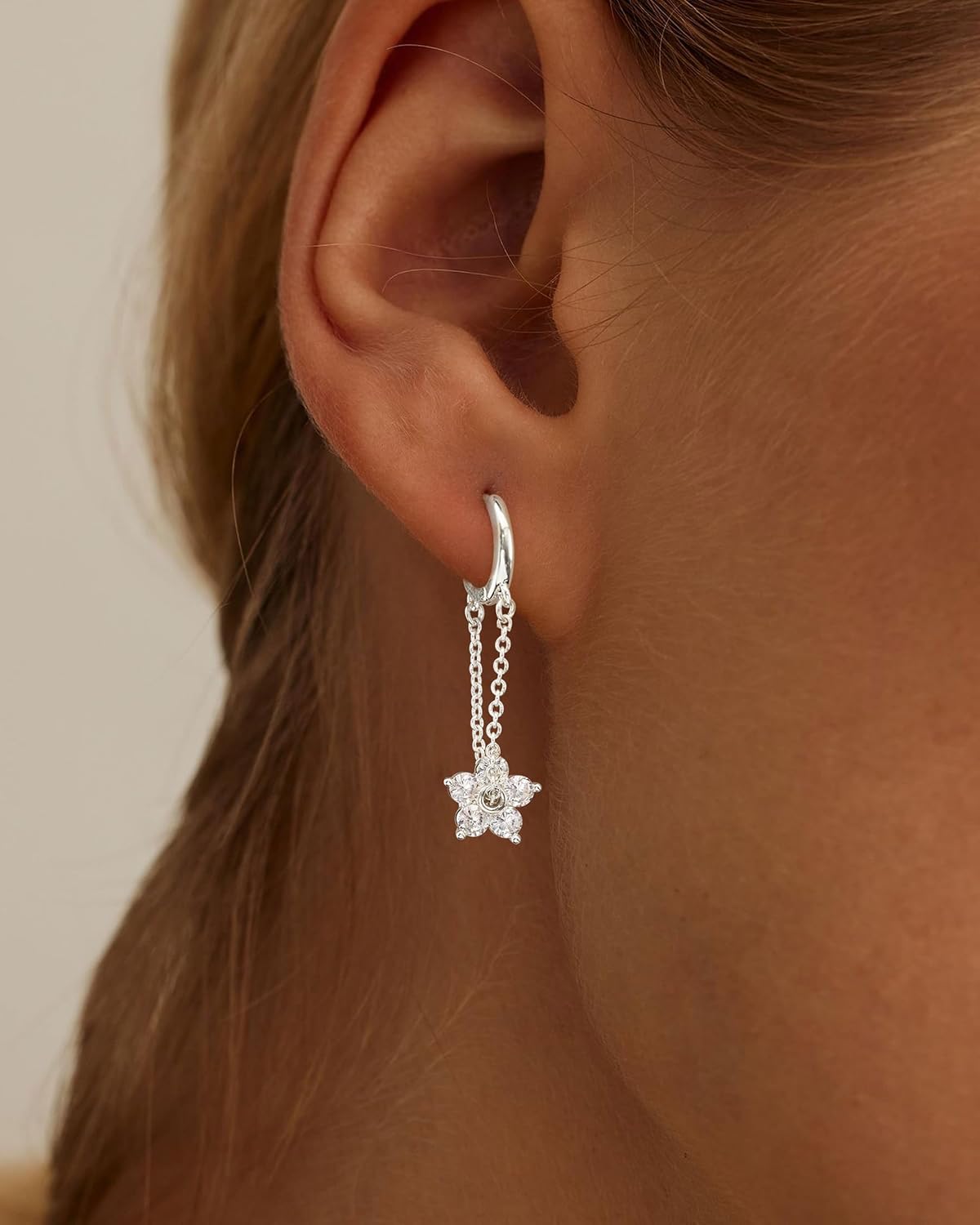 Detalle 2 de HANLI Sterling Silver Earrings for Women with Cz Flower Hoops