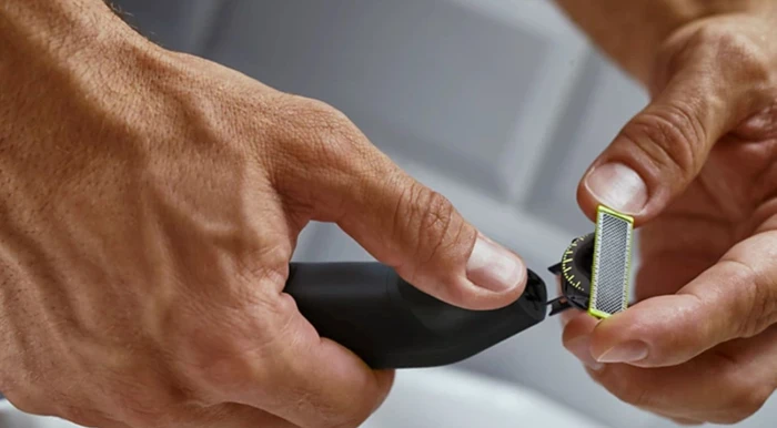 Detalle de Philips OneBlade Pro 360 QP6542/15 Face and Body – Vielseitiger Trimmer für Bart, Kopf- und Körperhaare