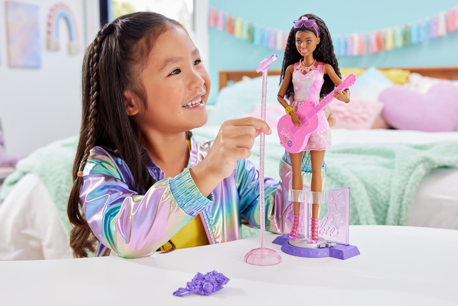 Detalle de Barbie Sängerin-Puppe Zubehör-Set zur 65. Jubiläumsedition (HRG43) mit Bühnen-Clip, Mikrofon, Gitarre & High Heels