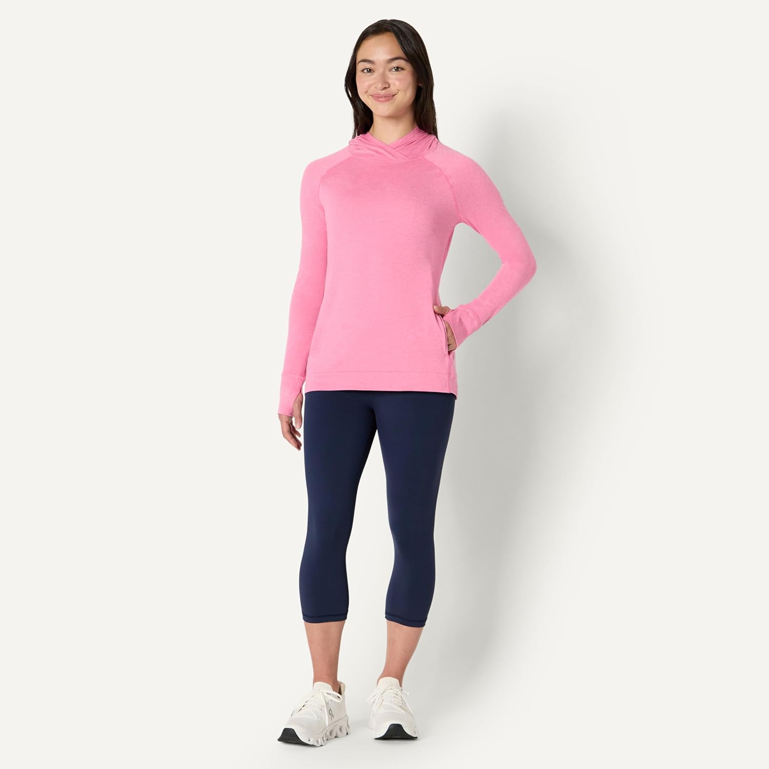 Thumbnail 4 de Amazon Essentials Women’s Athletic Soft Performance Lightweight Long-Sleeve Pullover Hoodie