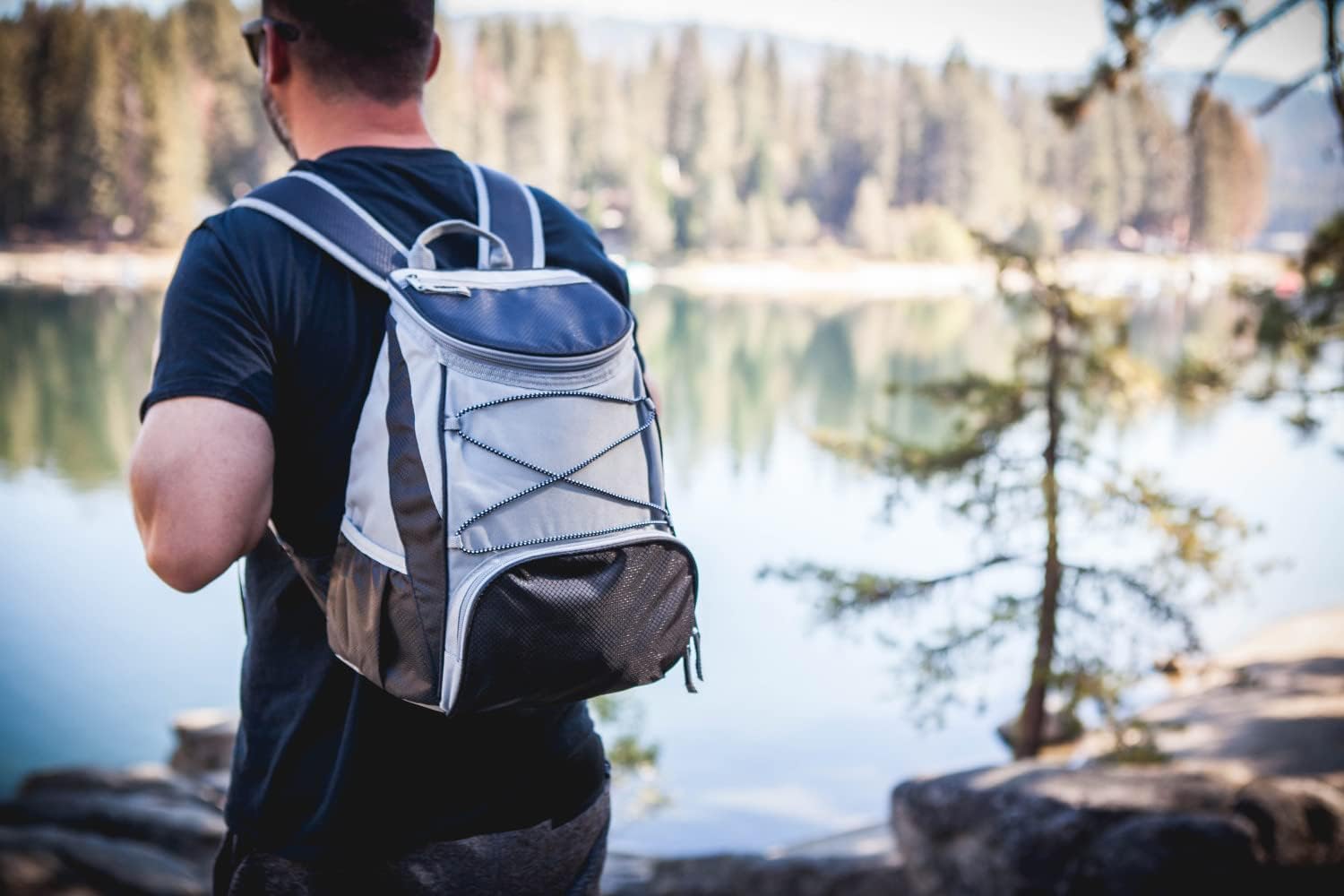 Detalle 2 de Picnic Time NCAA PTX Backpack Cooler — soft-sided insulated cooler bag for tailgates, day hikes, and beach days