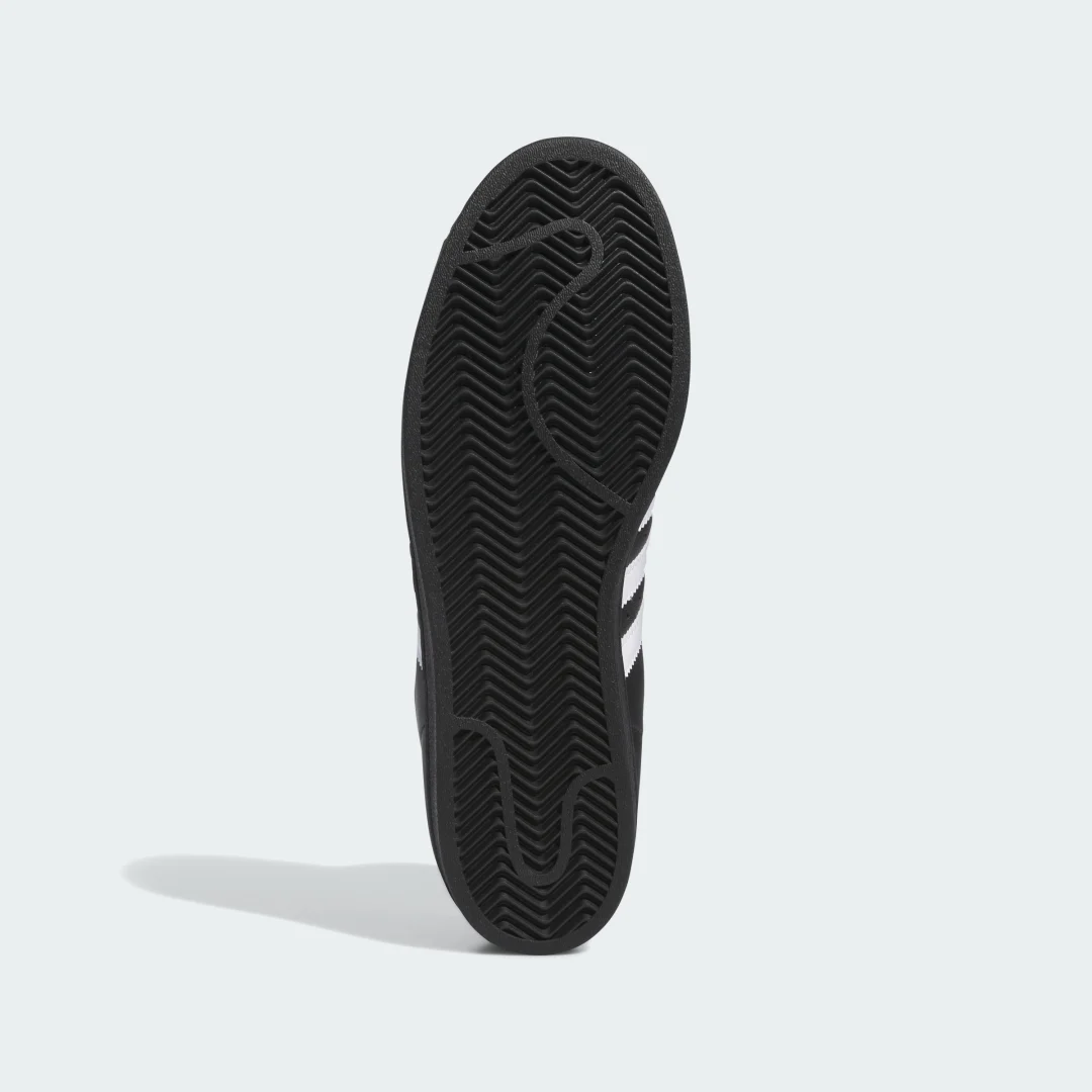 Detalle de Zapatilla Pro Model ADV de Adidas: versión negra para uso diario y skate urbano