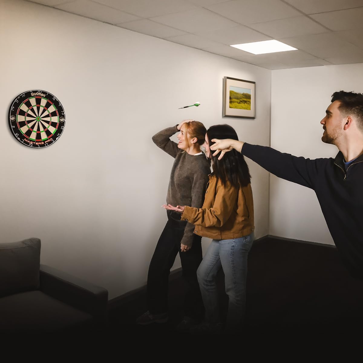 Detalle 2 de Winmau Masters Pro Dartscheibe mit Oche-Linie – Steeldarts-Set, Sisal, Ultra-dünnes Drahtsystem