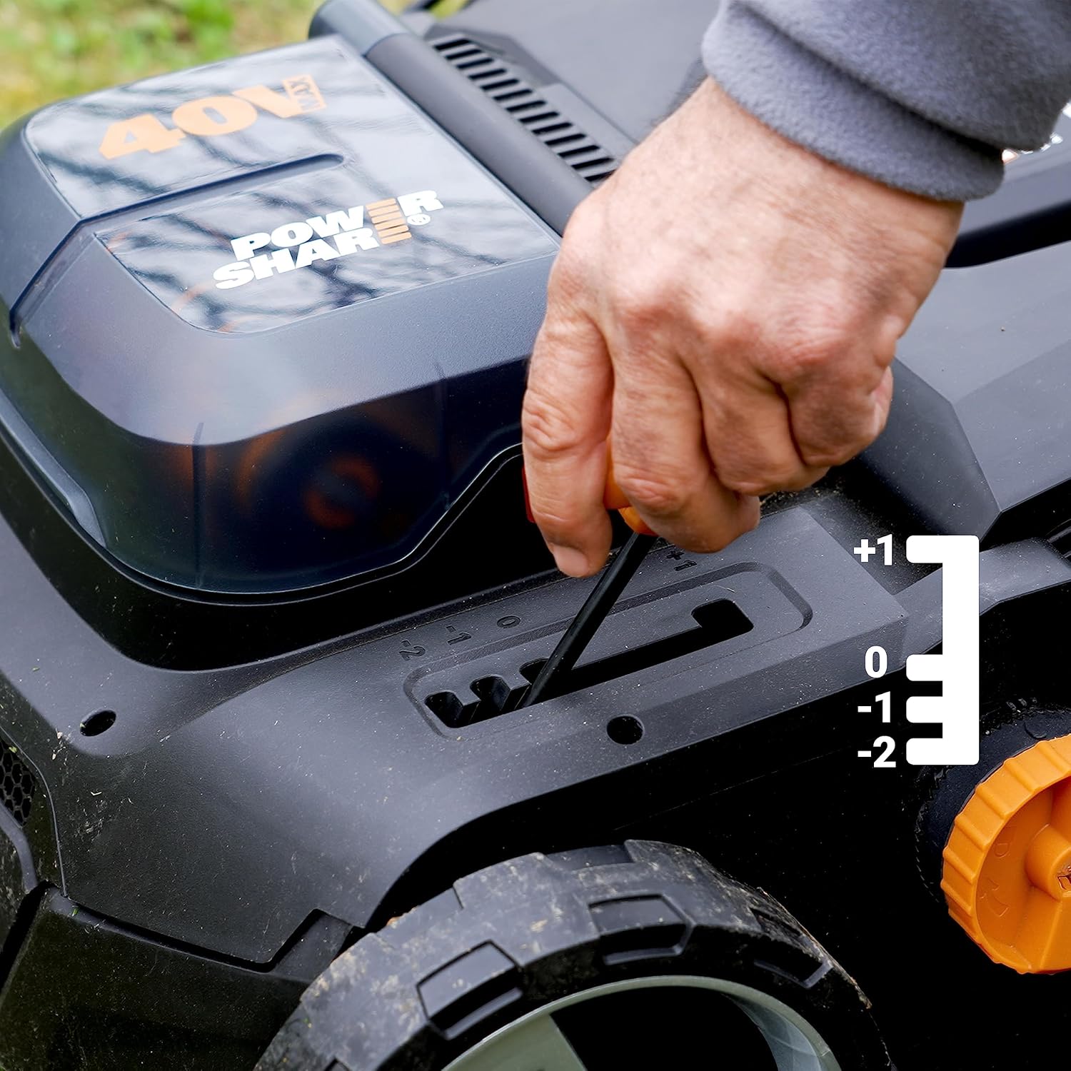 Detalle de WORX Nitro WG855E.9 Akku-Vertikutierer & Rasenlüfter – 36 cm Arbeitsbreite, 4-stufige Höheneinstellung, 40 l Sammelbeutel (ohne Akku/Ladegerät)