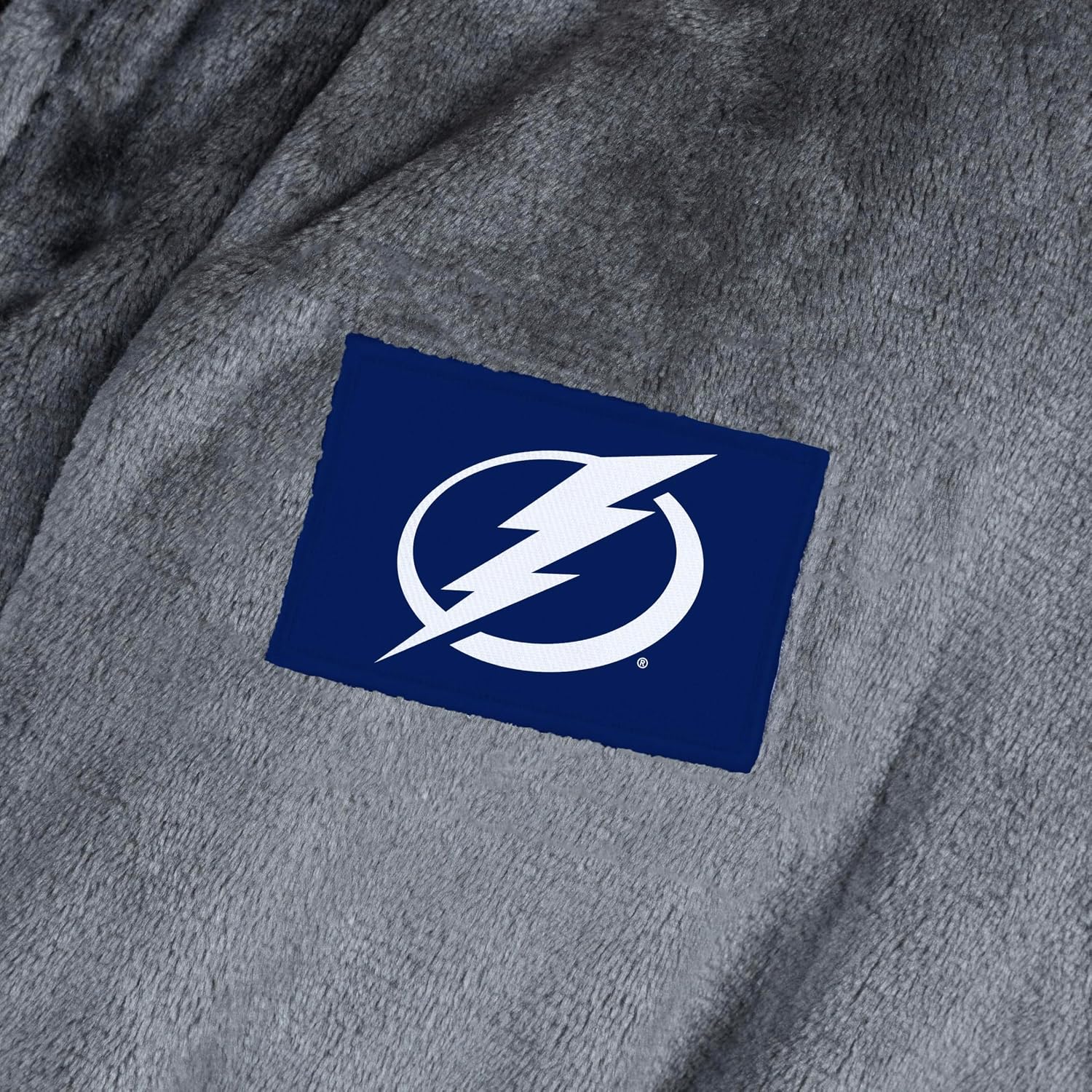 Detalle de Northwest NHL Transfer Patch Silk Touch Robe (Small/Medium or Large/X-Large)