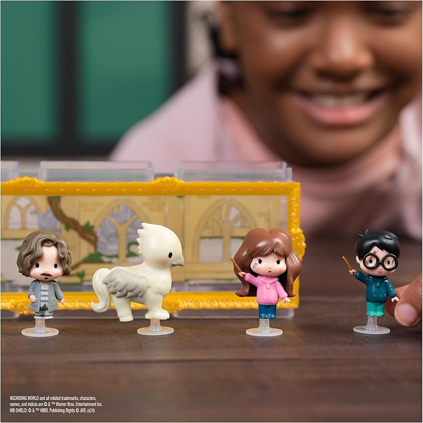 Detalle de Wizarding World Harry Potter Pack 3 Figuras y Caja de Exhibición 🧙