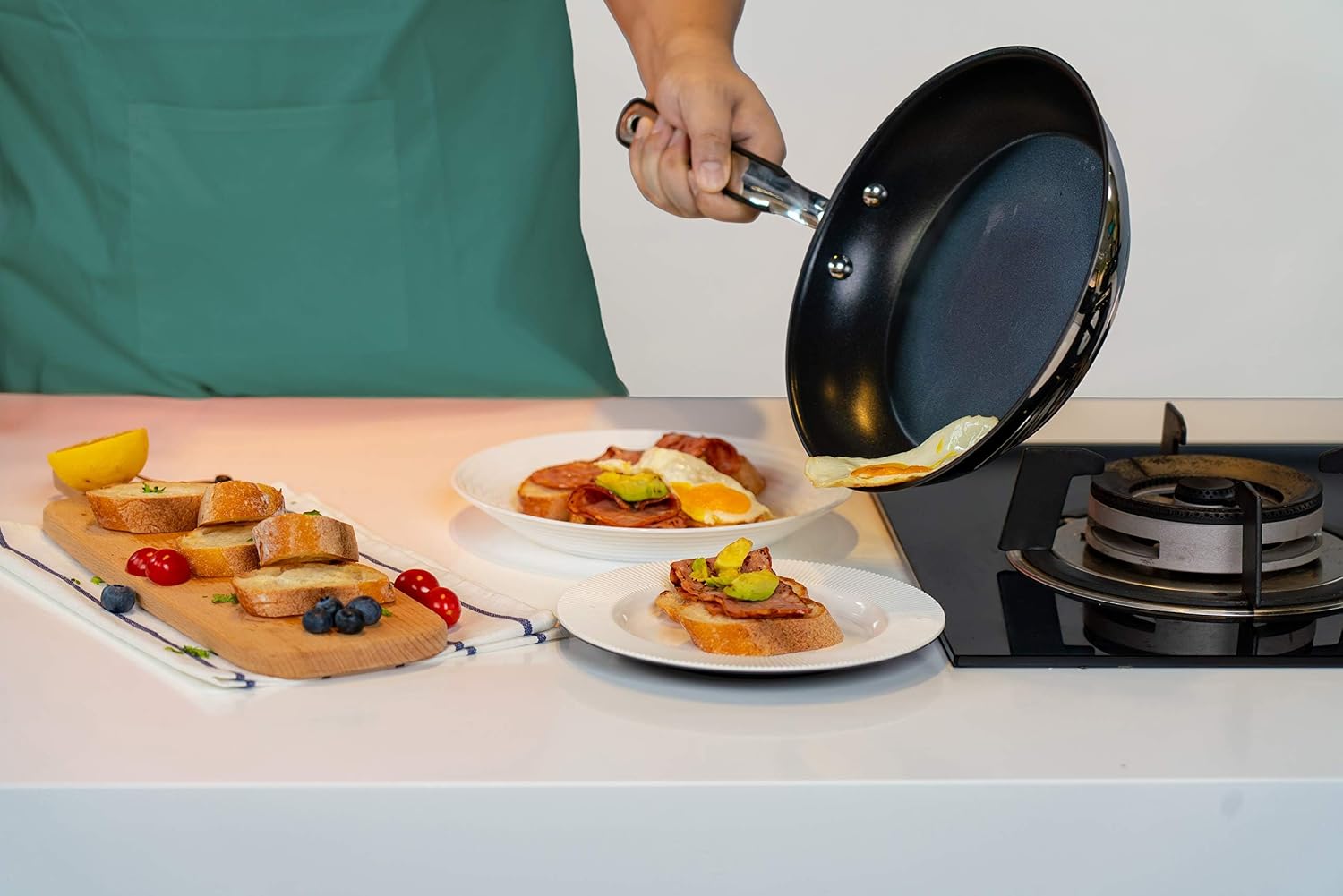 Thumbnail 5 de Amazon Basics Ceramic Non-Stick Stainless Steel Induction Frying Pan, 21.3 cm, with Soft Touch Handle