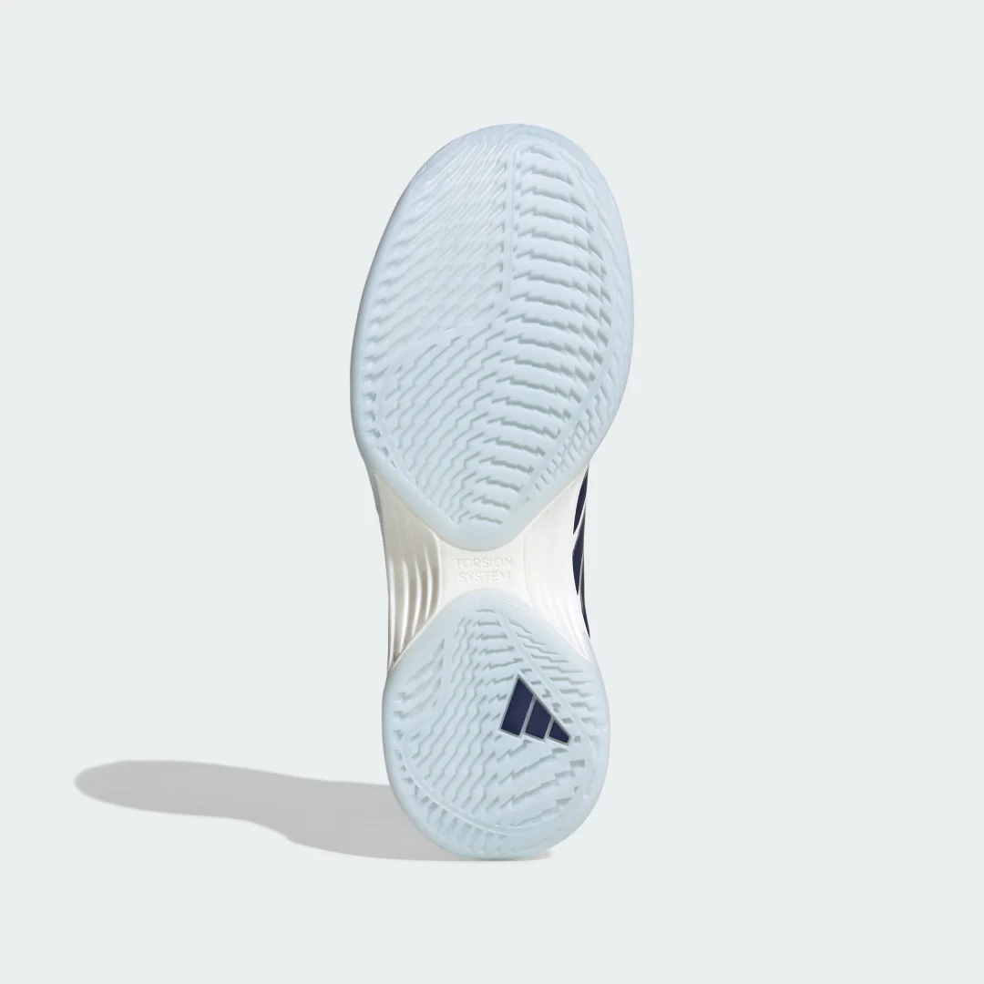 Detalle de Zapatilla de tenis Avacourt 3 de Adidas — comodidad y estilo en blanco para entrenamiento y juego