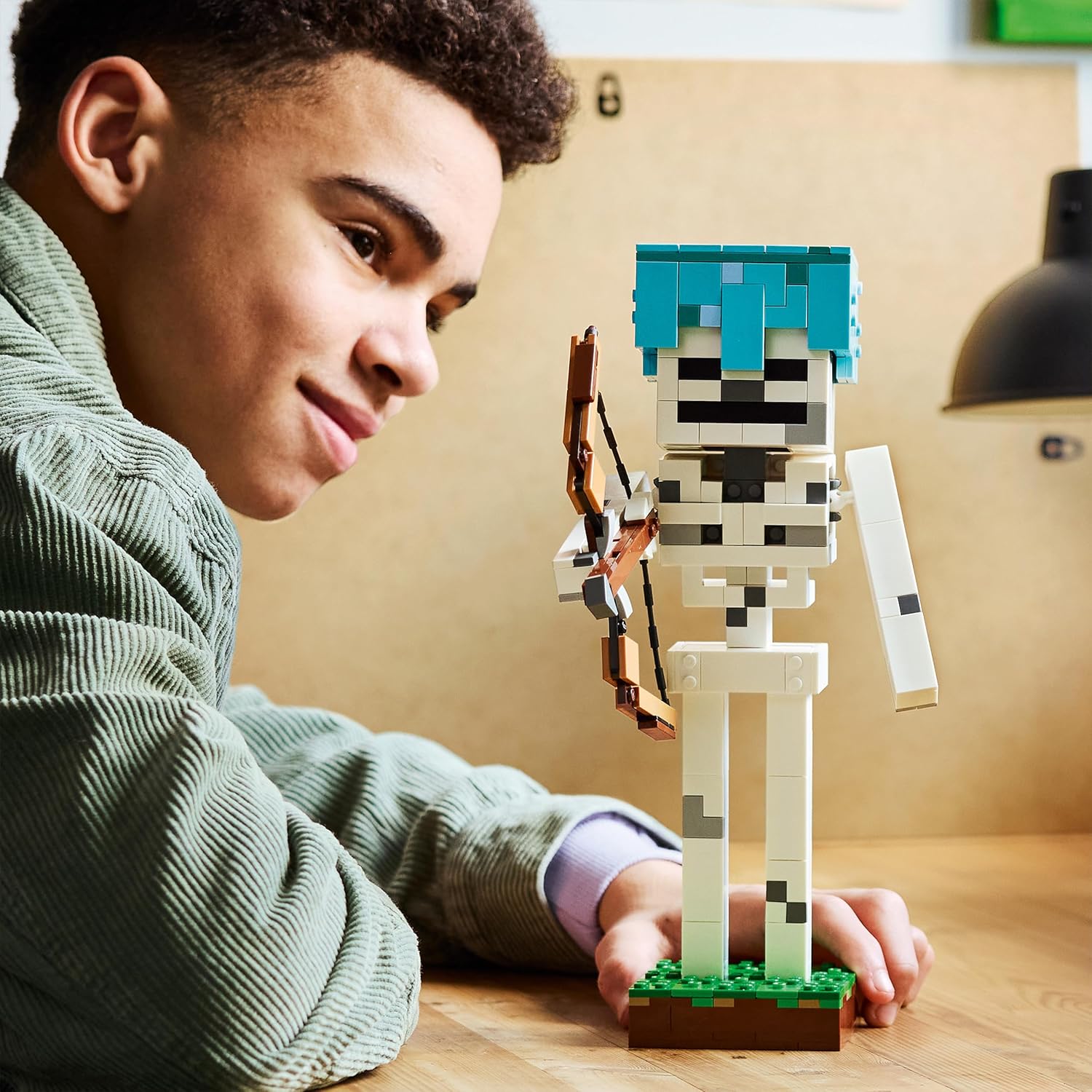 Thumbnail 6 de LEGO Minecraft The Skeleton Toy – Figure with Diamond Helmet, Bow & Arrow and Grass Base (21594)