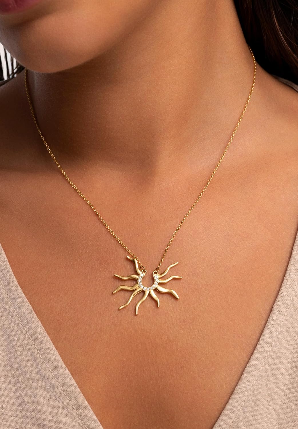 Detalle 2 de SINGULARU Sole Mio: Collana in ottone placcato oro 18 kt con zirconi, pendente a forma di sole