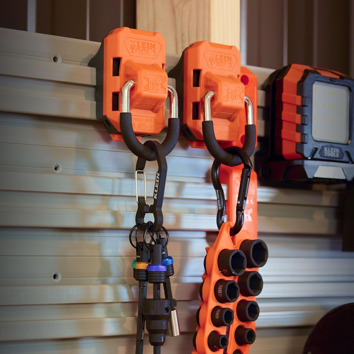 Detalle 2 de KLEIN TOOLS 54861MB MODbox 壁面用Dリング 2個セット、工具不要・最大50ポンド対応