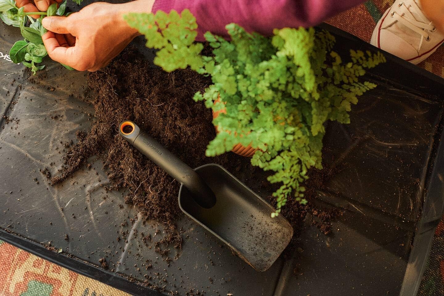 Detalle 2 de Fiskars 1071304 – składana mata do przesadzania 82,5 × 44,5 cm z podwyższanymi brzegami