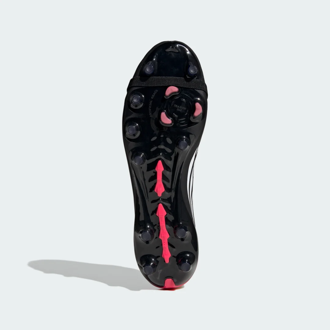 Detalle de Adidas Predator Pro para césped artificial con lengüeta plegable
