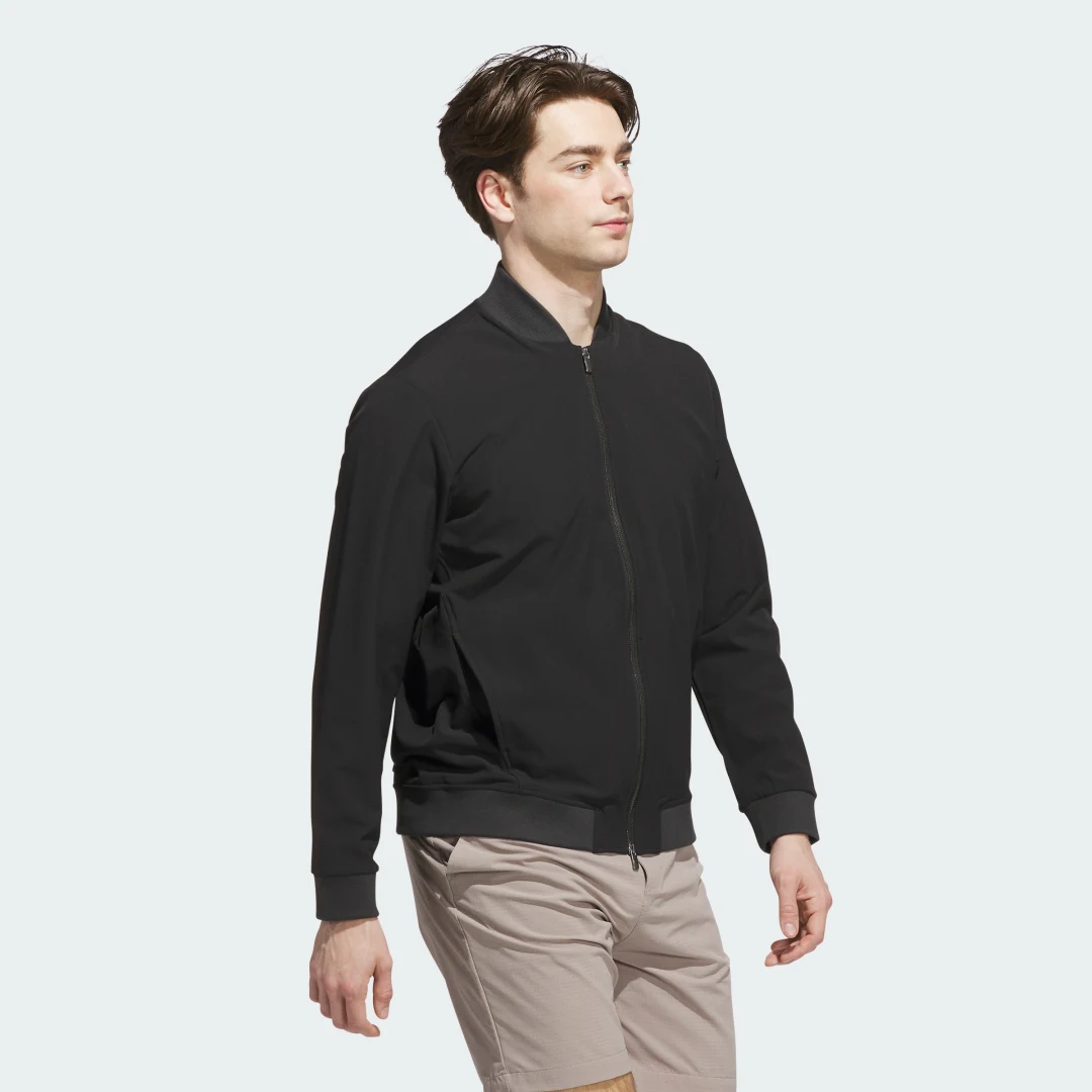 Detalle de Adidas Ultimate365 Elevated Full-Zip Jacket: versatilidad en negro para tus entrenamientos