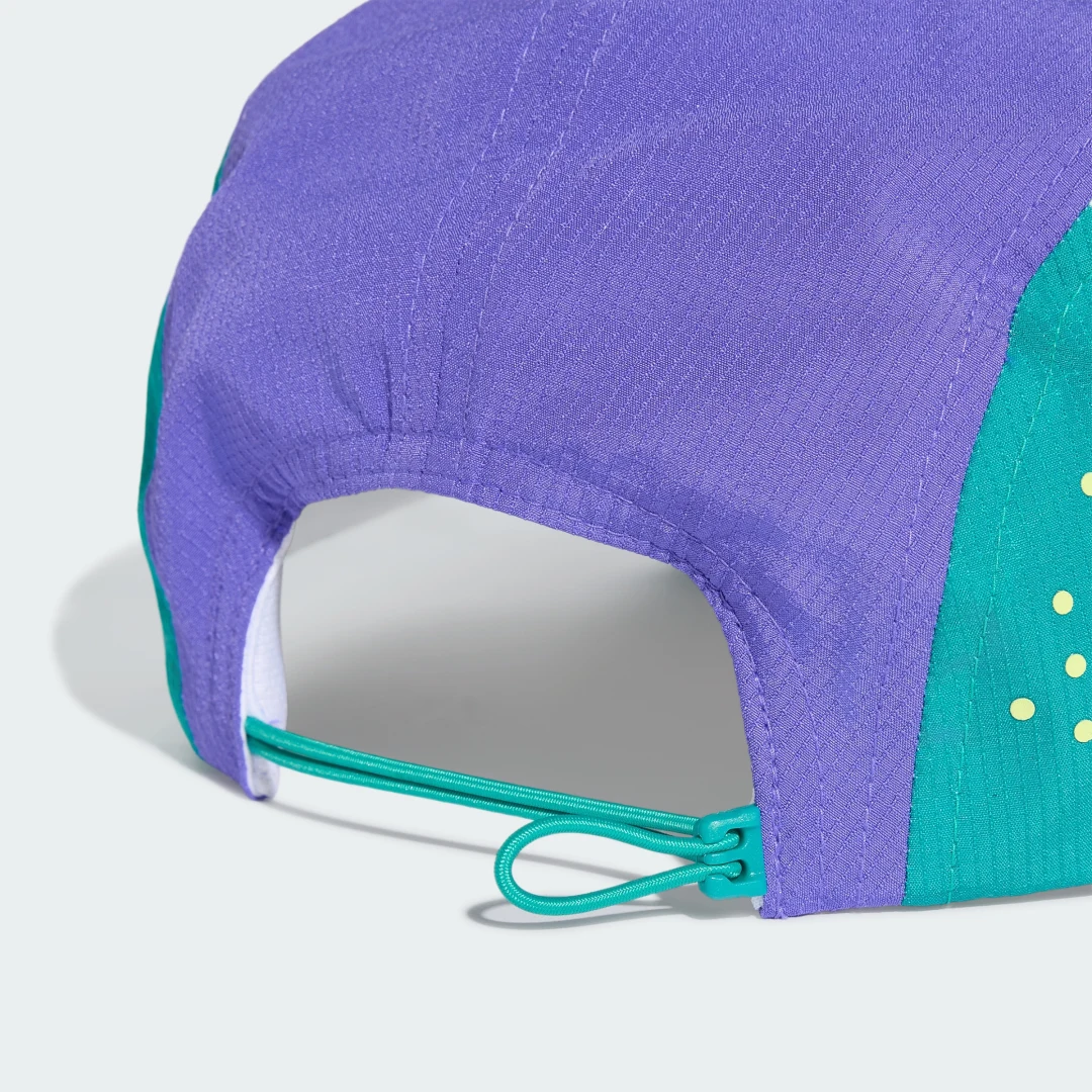 Detalle de Gorra estampada de 5 paneles Run Climacool de Adidas – color Verde