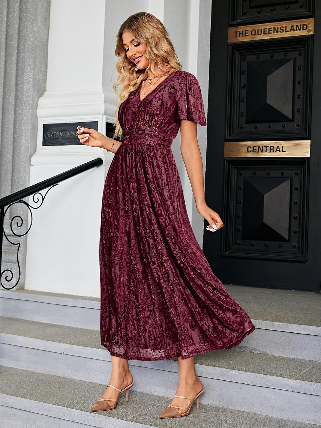 Detalle de Simplee M22DR0215 Women's Velvet Maxi Dress, V-Neck, Short Sleeves