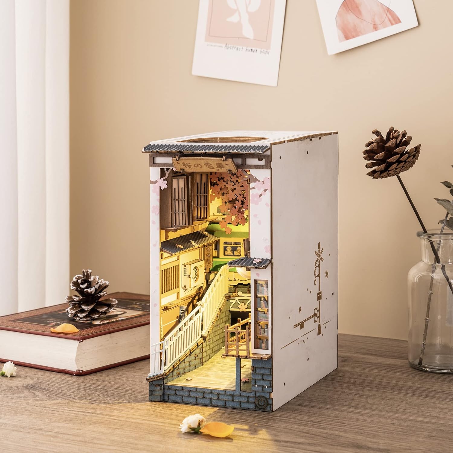 Thumbnail 5 de Rolife Book Nook Kits 3D Holzpuzzle „Sakura Densya“ – DIY-Bausatz für Bücherregal & Buchstützen