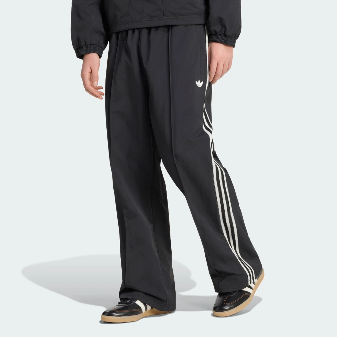 Detalle de Pantalón BritCore de Adidas – Negro