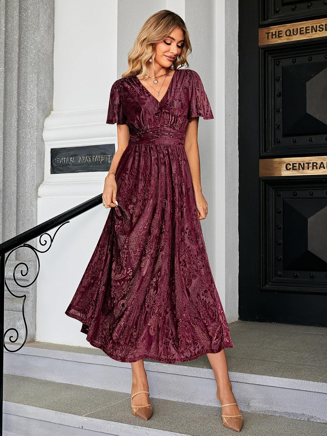 Detalle 2 de Simplee M22DR0215 Women's Velvet Maxi Dress, V-Neck, Short Sleeves