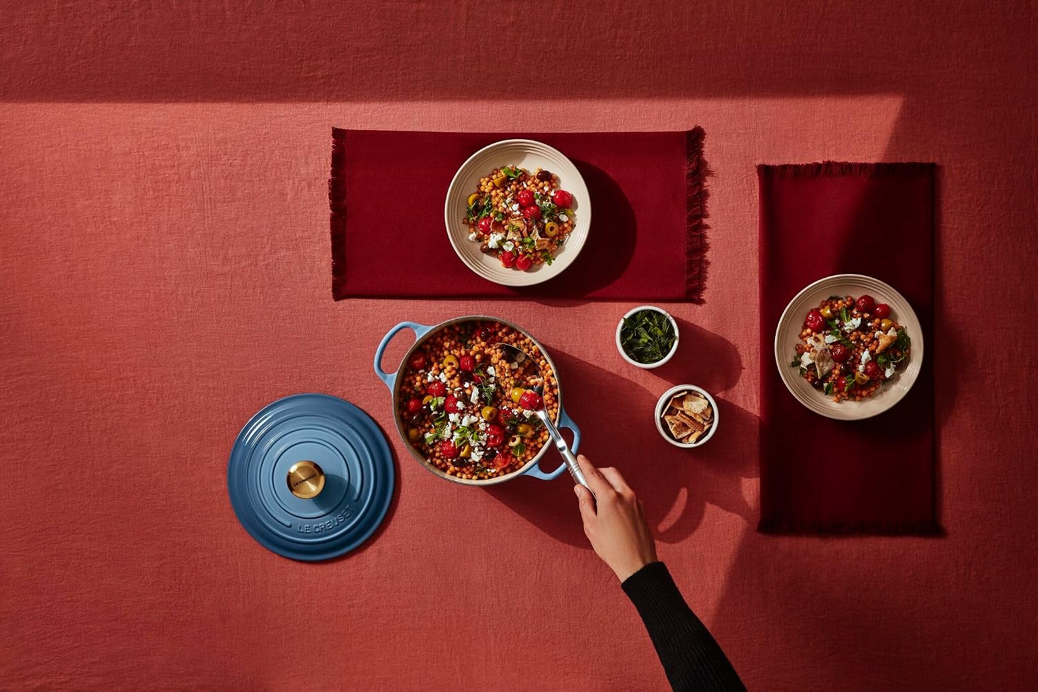Detalle de Le Creuset Signature Gusseisen-Bräter mit Deckel Ø 24 cm (4,2 l) Rund, Chambray – für alle Herdarten inkl. Induktion