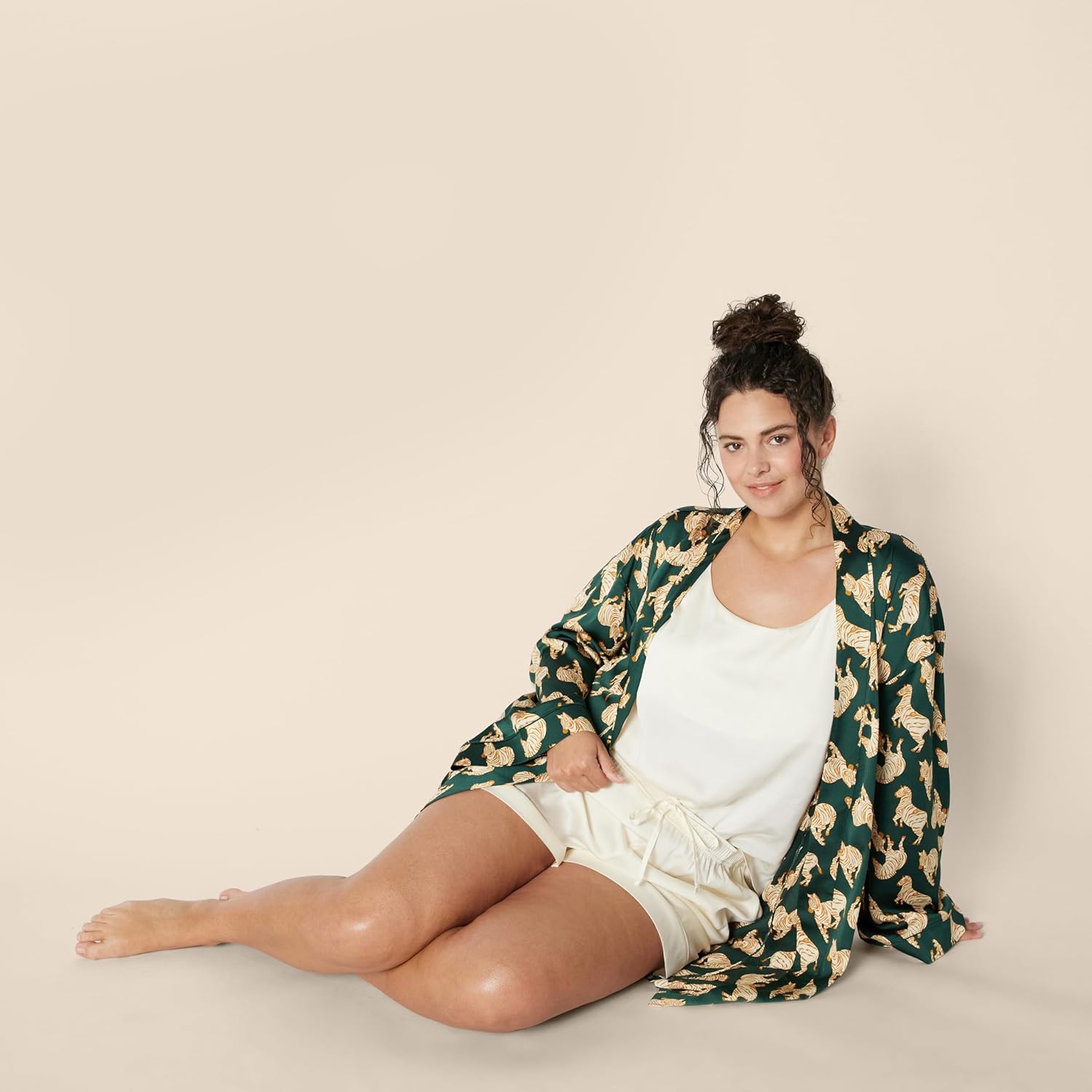 Thumbnail 5 de Amazon Essentials women’s satin pyjama top and shorts set