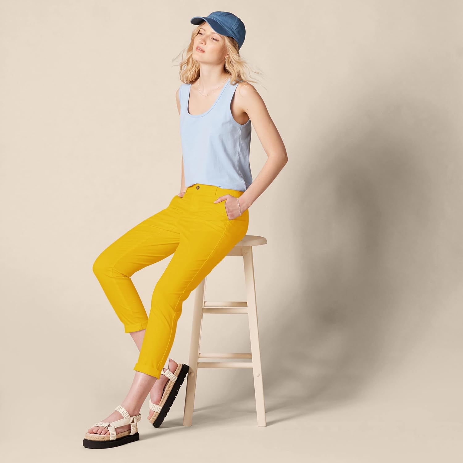 Thumbnail 4 de Amazon Essentials women’s mid-rise slim-fit stretchy cropped tapered leg khaki trousers (plus size available)
