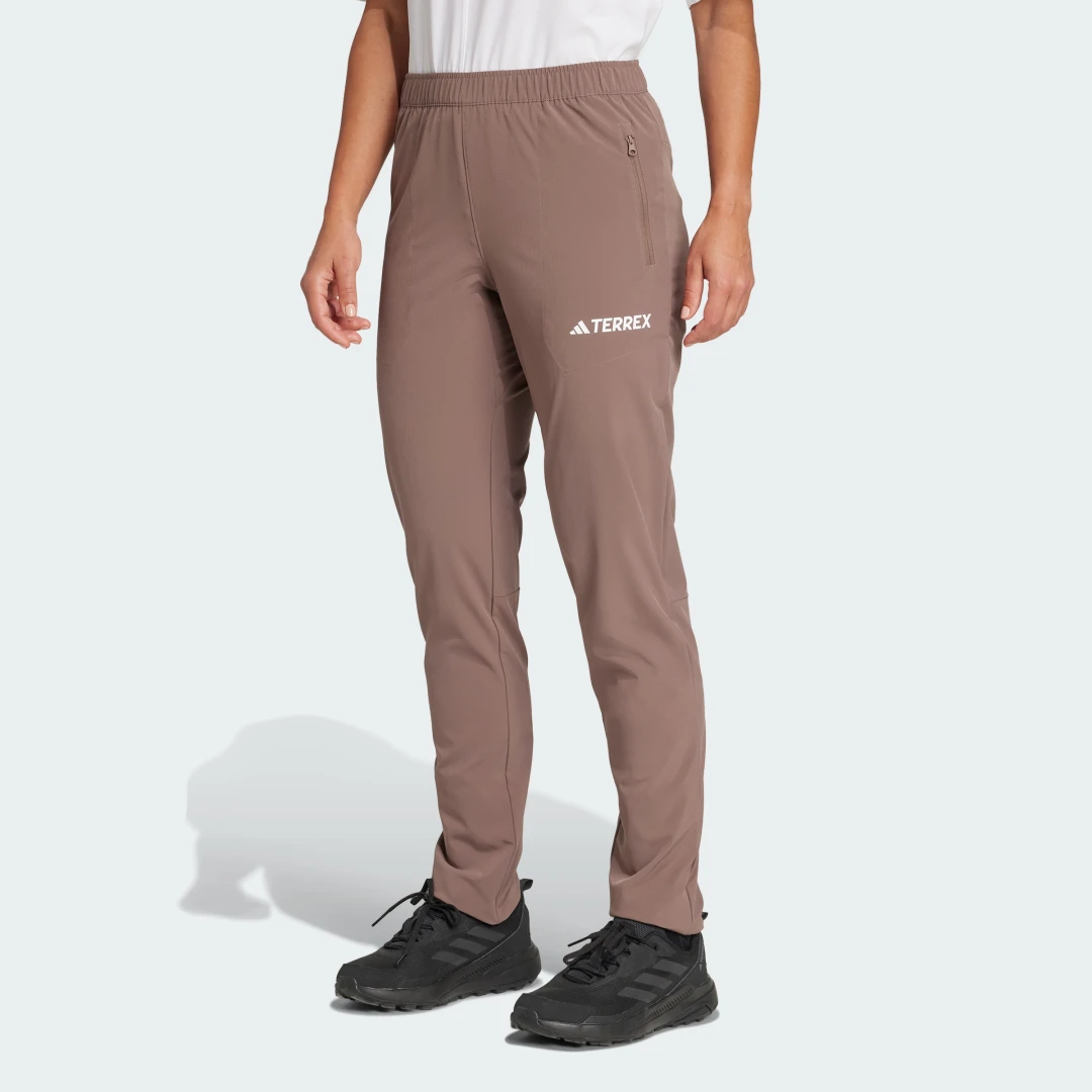 Detalle de Pantalón elástico Multi Essentials de Adidas — comodidad versátil en marrón