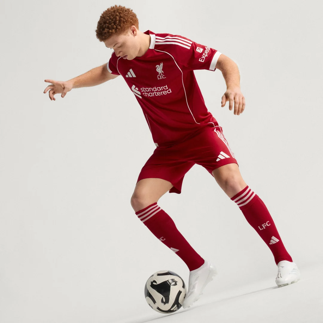 Detalle 2 de Camiseta primera equipación Liverpool FC 25/26 Oficial – Adidas
