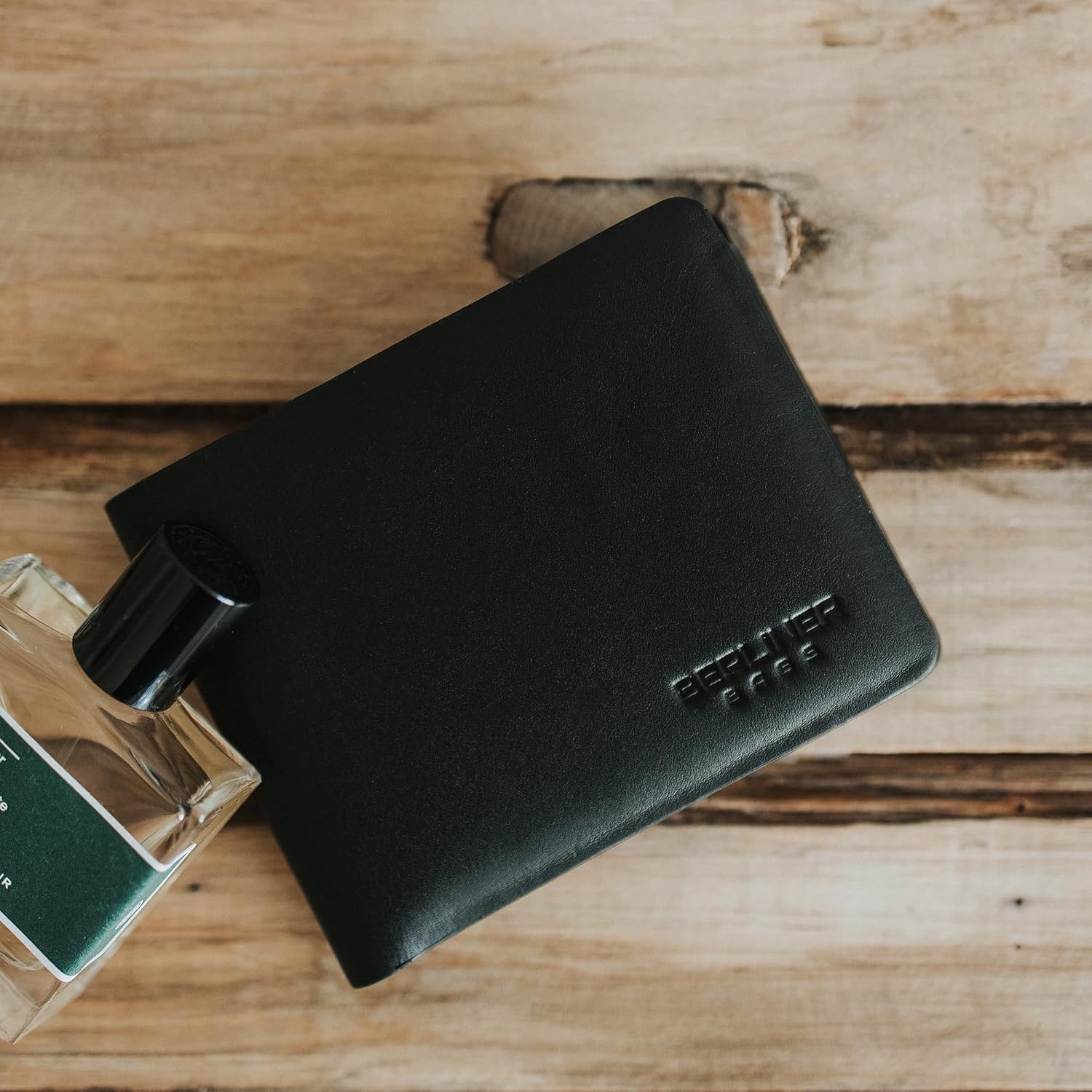 Detalle 2 de Berliner Bags Parker Portefeuille compact en cuir pleine fleur – RFID + boîte cadeau – Noir