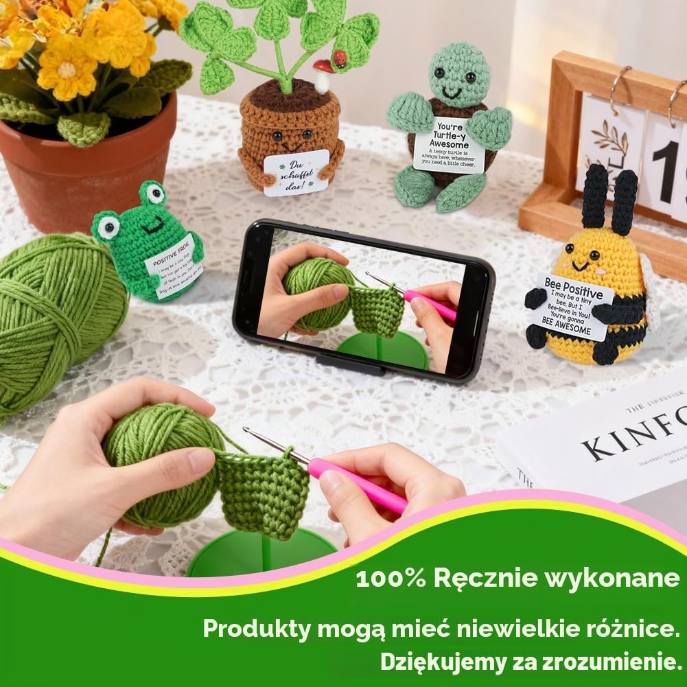 Detalle 2 de AUAUY 5287649 – dziergana lalka w kształcie kufla, bawełniana, z kartą