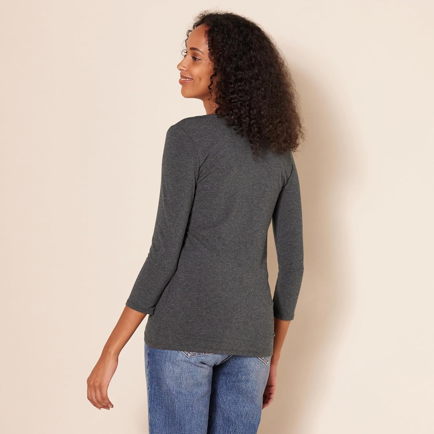 Thumbnail 1 de Amazon Essentials Damen Regular-Fit T-Shirt mit 3/4-Ärmeln und V-Ausschnitt (bis Übergröße verfügbar)