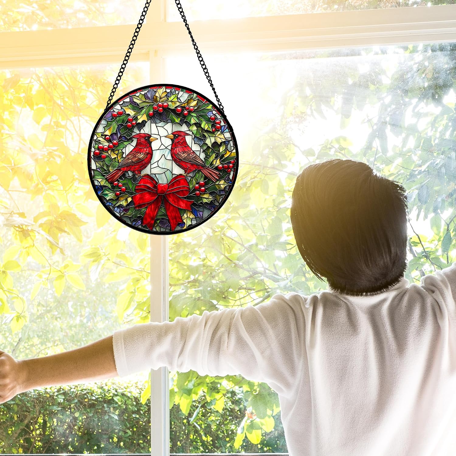 Detalle 2 de DASTOLL Cardinals Green Wreath Glass Suncatcher, 6.3-Inch Window Hanging