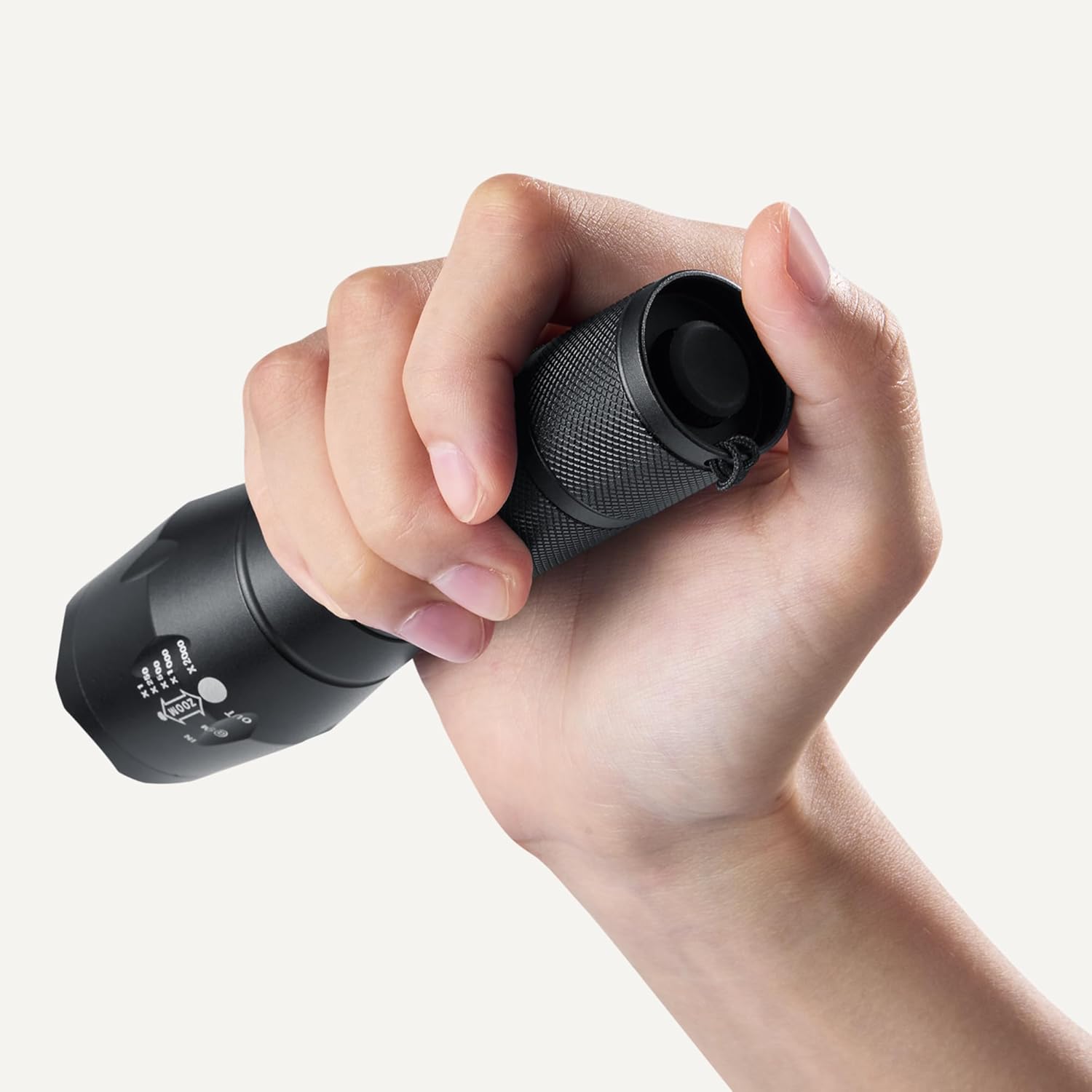 Detalle 1 de Amazon Basics Torcia LED Portatile con 5 Modalità di Illuminazione, 200 Lumen, Zoom e Corpo in Alluminio