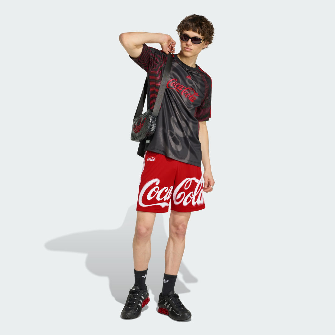 Detalle de Pantalón corto de entrenamiento adidas x Coca-Cola – rojo