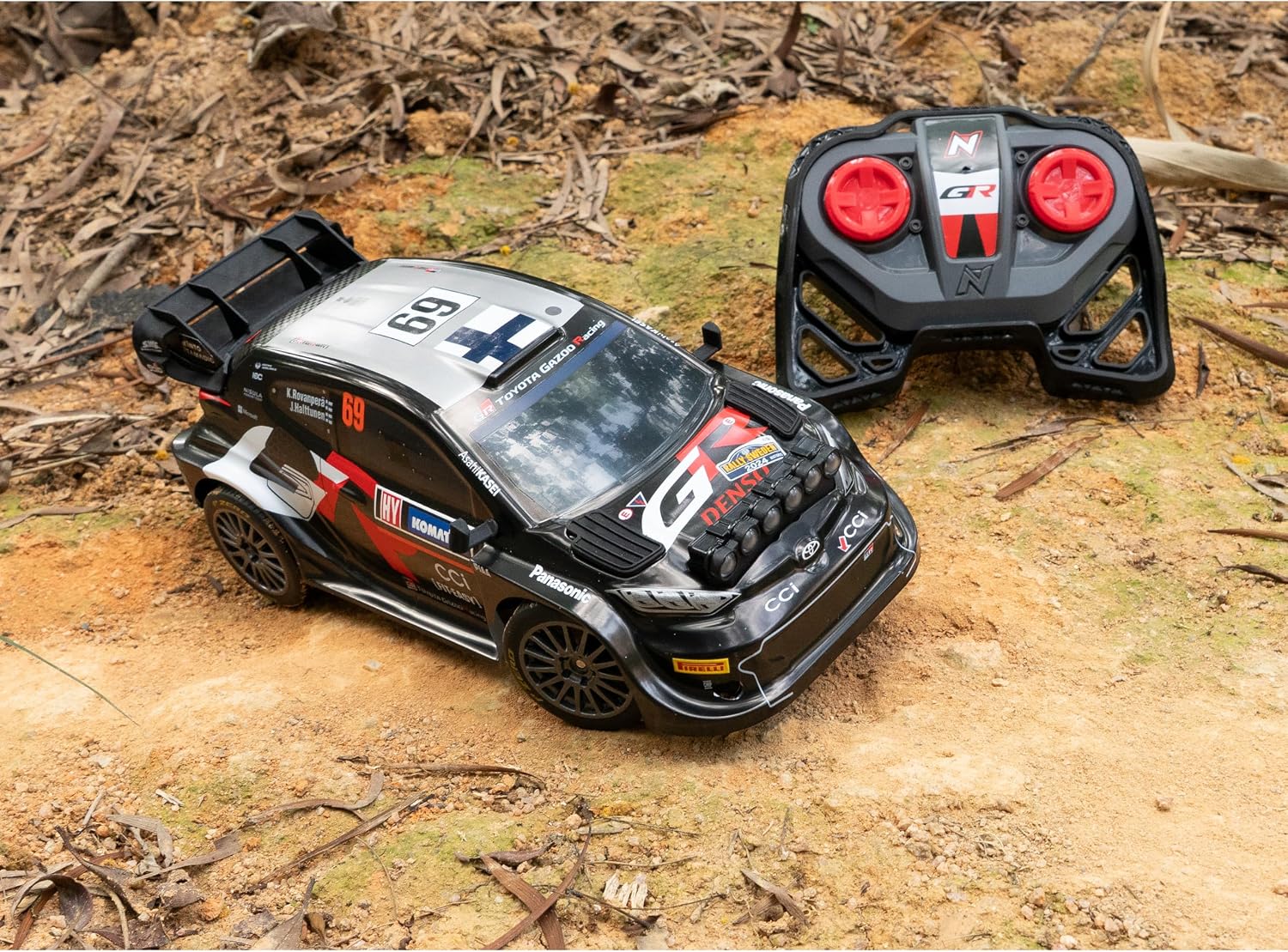 Detalle de Nikko Voiture RC Toyota Gazoo Racing Sweden Rally 2024 – Rovanperä 1:18, Télécommande 2,4 GHz