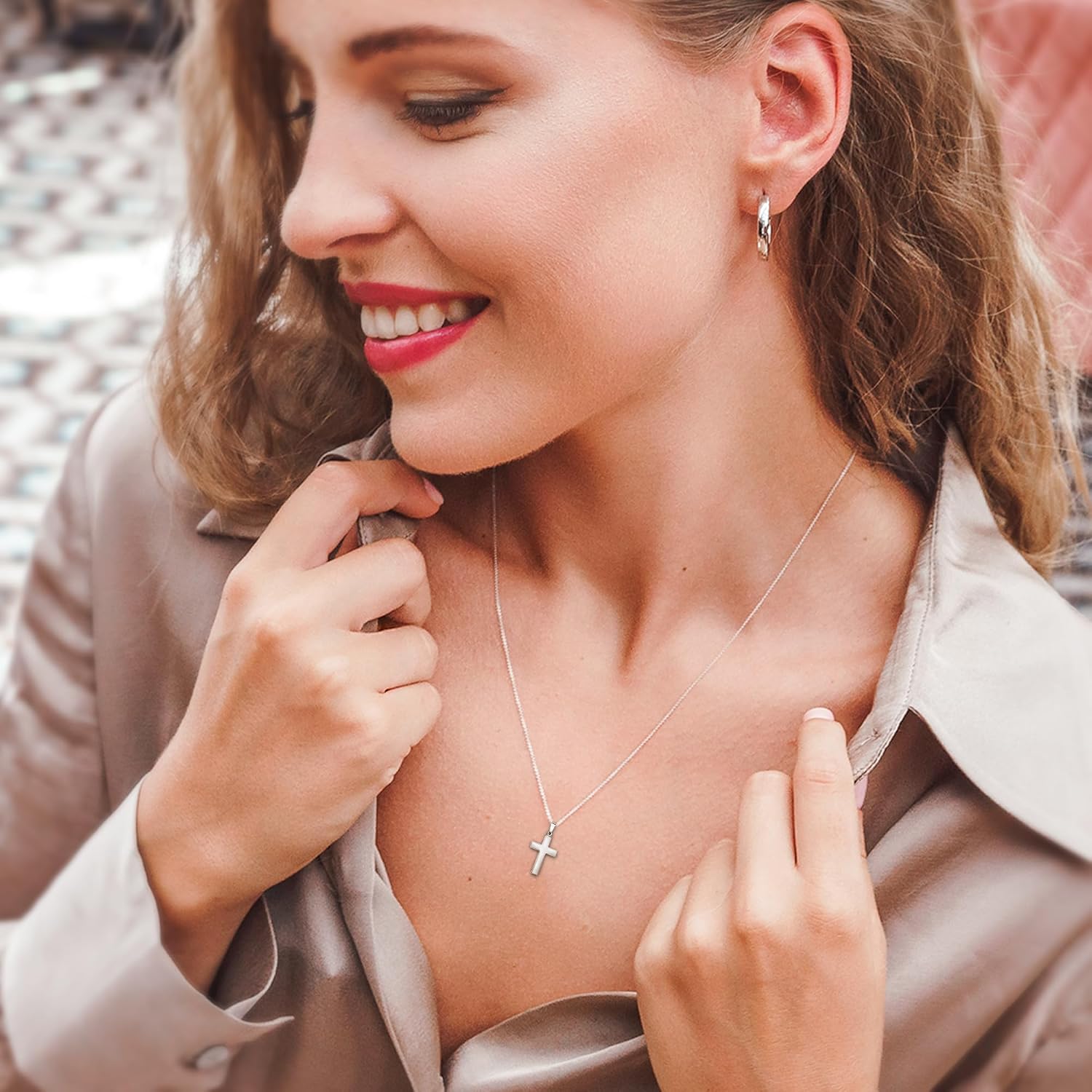 Detalle de Pendentif Croix en Or 585 Blanc – EDELIND, 14 carats, 0,92 g, hauteur 18 ou 21 mm, livré avec boîte cadeau
