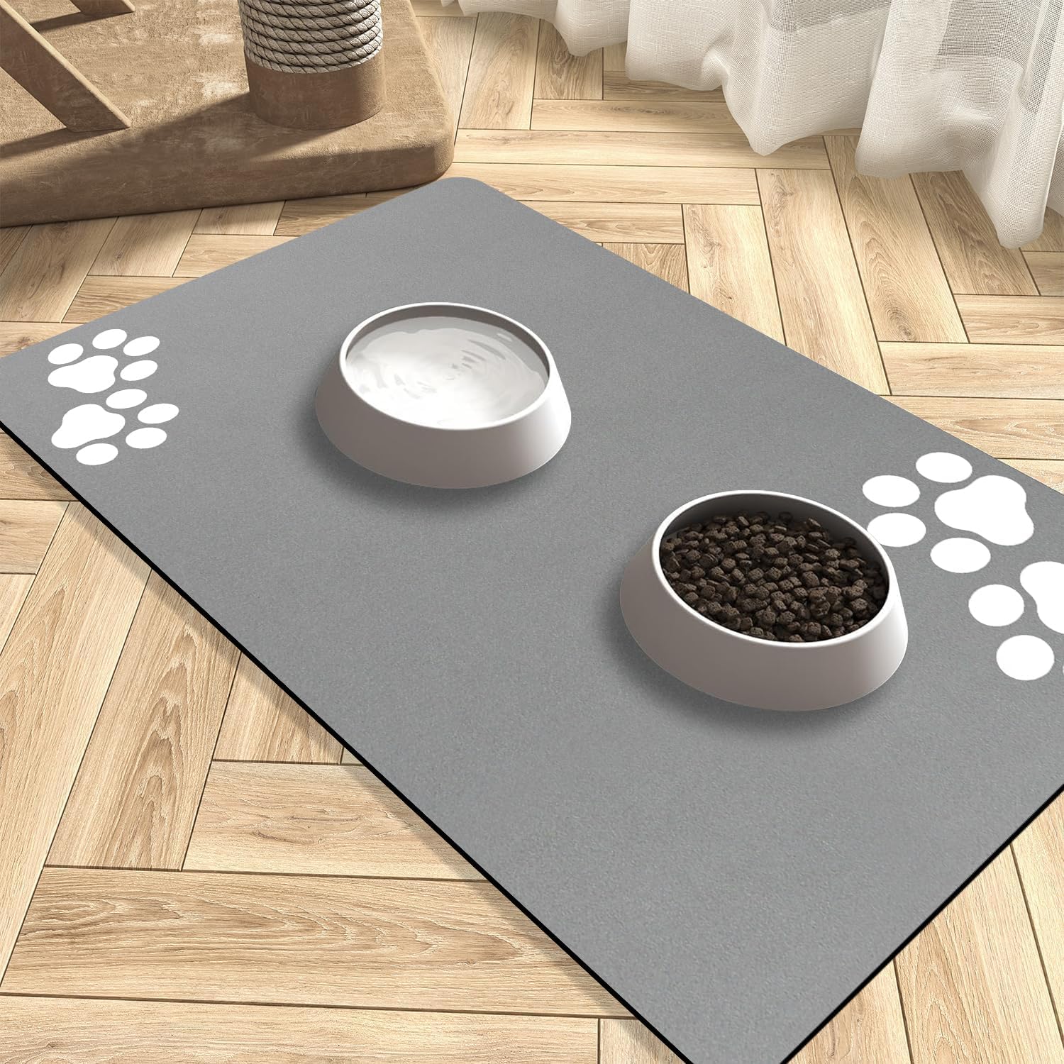 Detalle de Lurowo Pet Feeding Mat Super Absorbent Dog & Cat Bowl Mat (Light Grey, 43 x 75cm) – Two Pairs of Paws Pattern