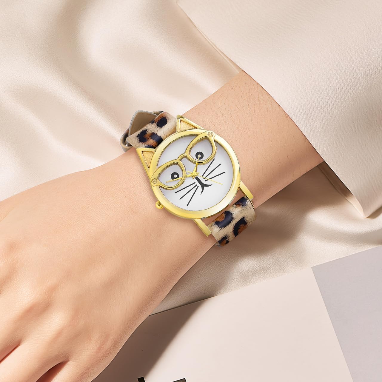 Detalle de Hemobllo Damen-Armbanduhr mit Katzen- und Leopardenmotiv – Quarz-Uhr im Kawaii-Stil