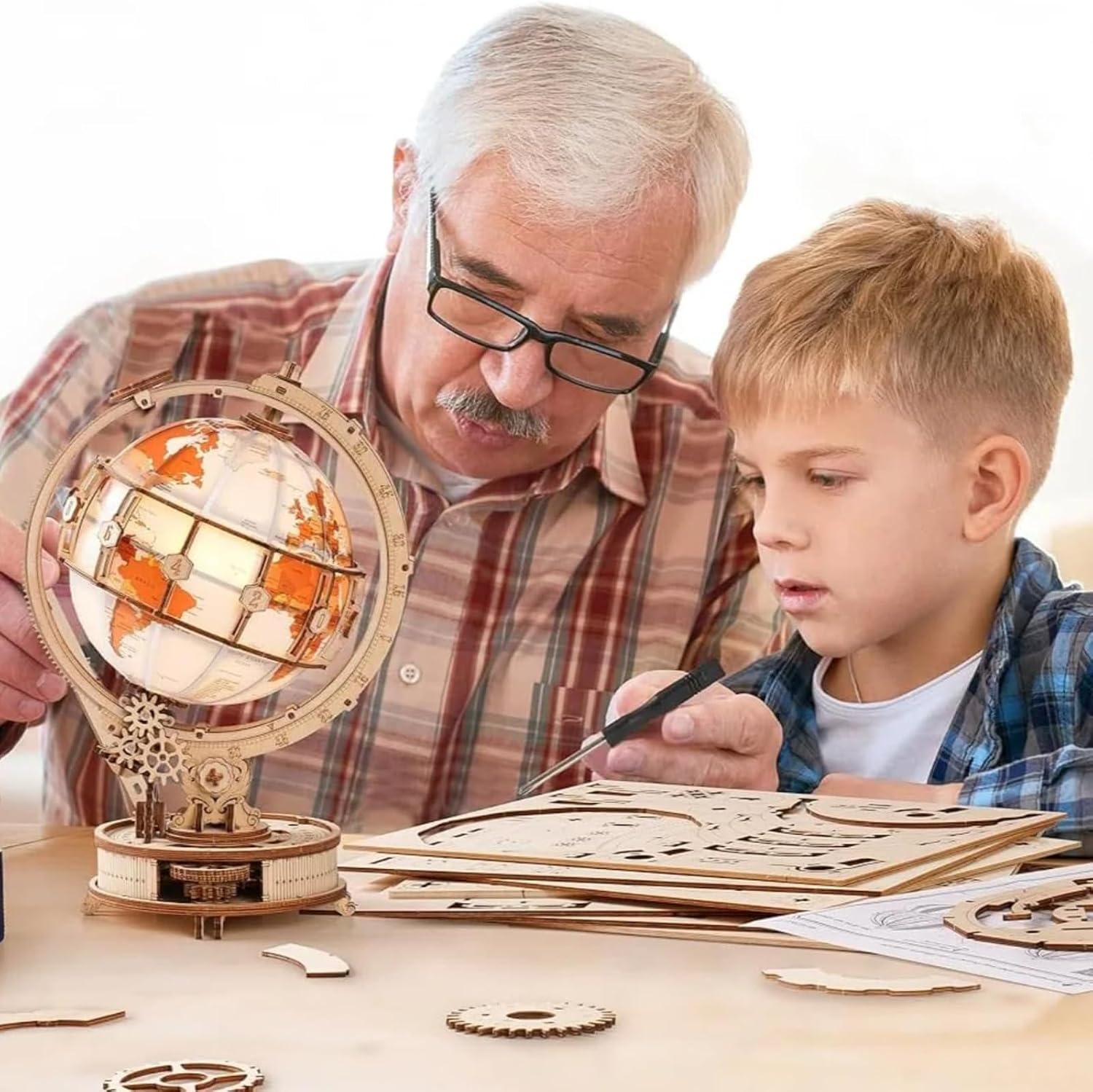 Detalle 2 de ROKR 3D Holzpuzzle „Leuchtender Globus“ (ST003) mit LED – drehbares Holzmodell als Schreibtischdekoration