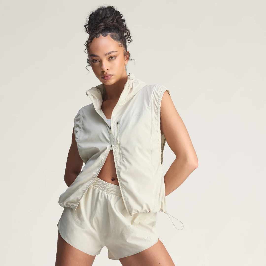 Detalle de Pantalón corto de running adidas by Stella McCartney – beige