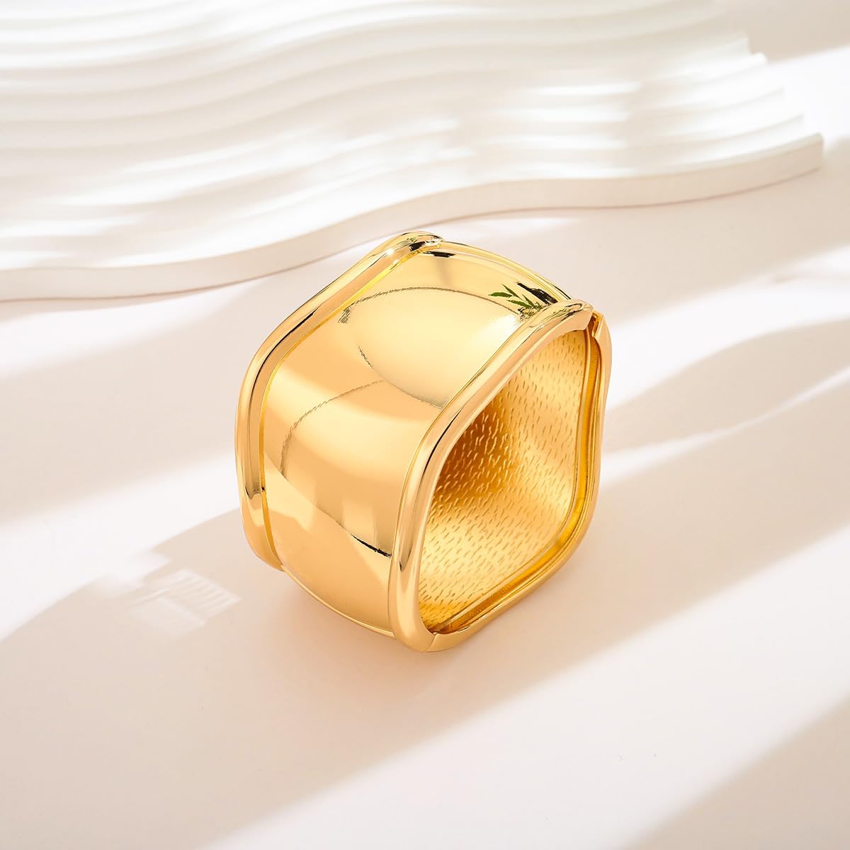 Thumbnail 1 de LILIE&WHITE Damen Gold Armreif Armband – hypoallergen, elegantes Minimal-Design