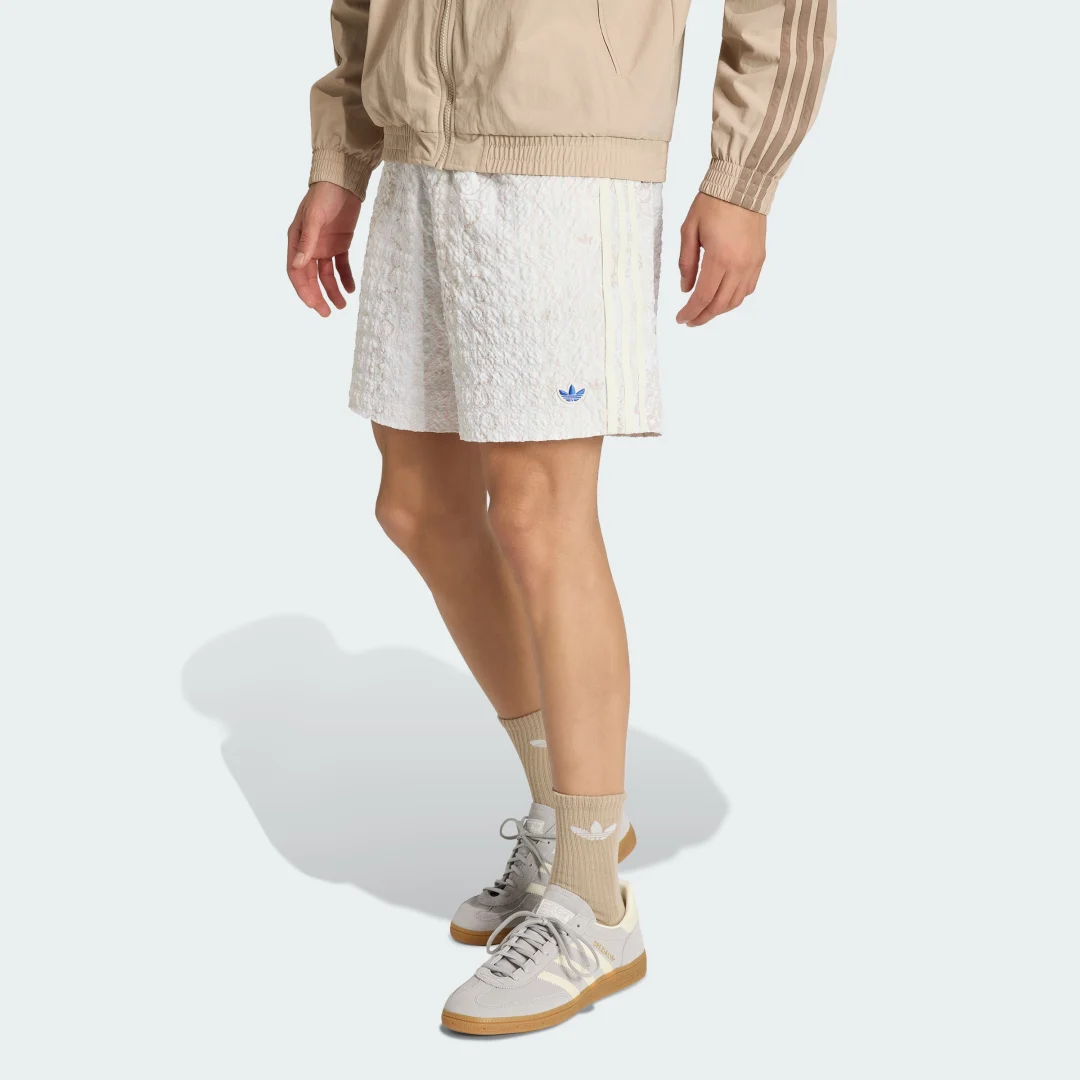 Detalle de Adidas Pantalón corto estampado Seersucker – color blanco