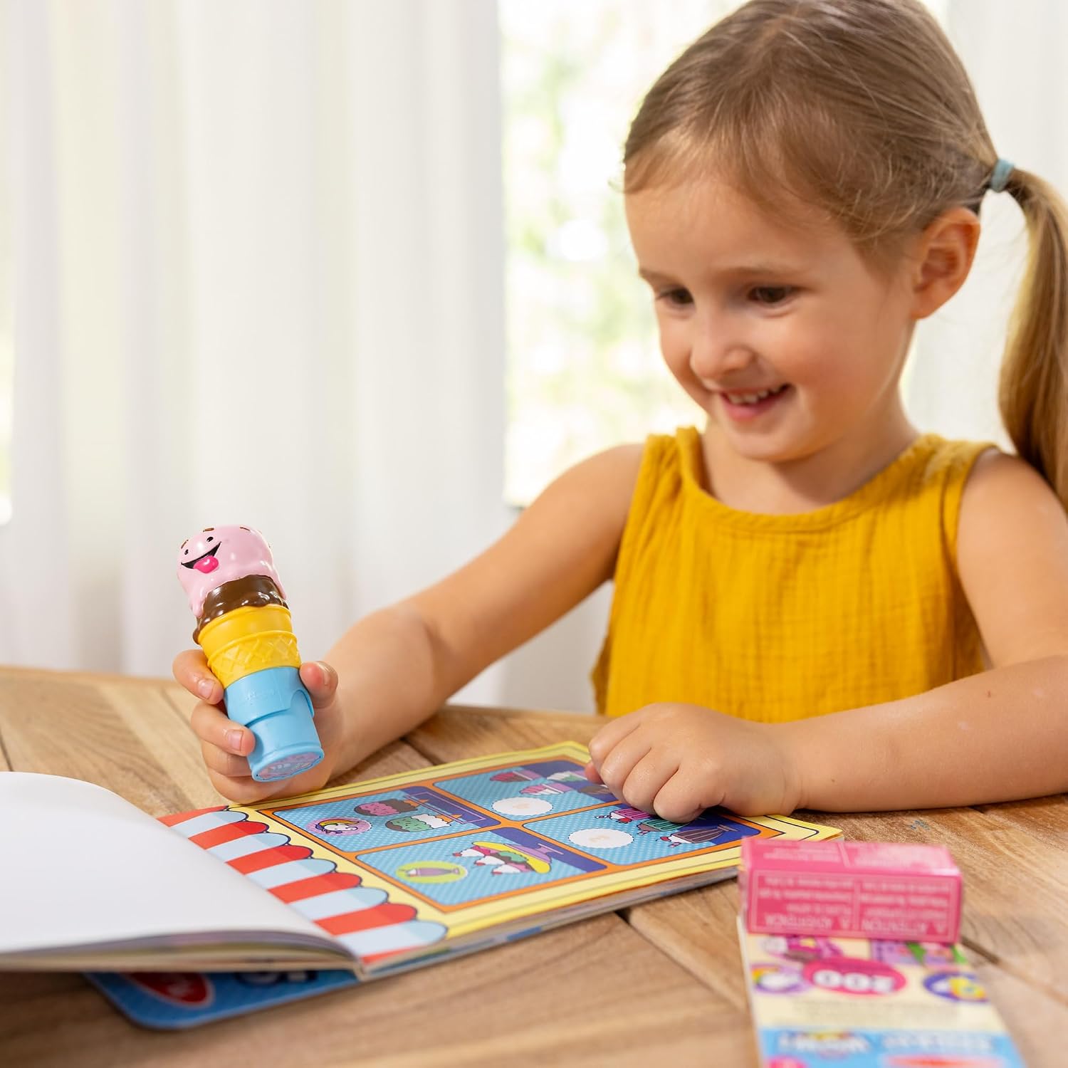 Detalle 1 de Melissa & Doug Sticker WOW ice cream bundle