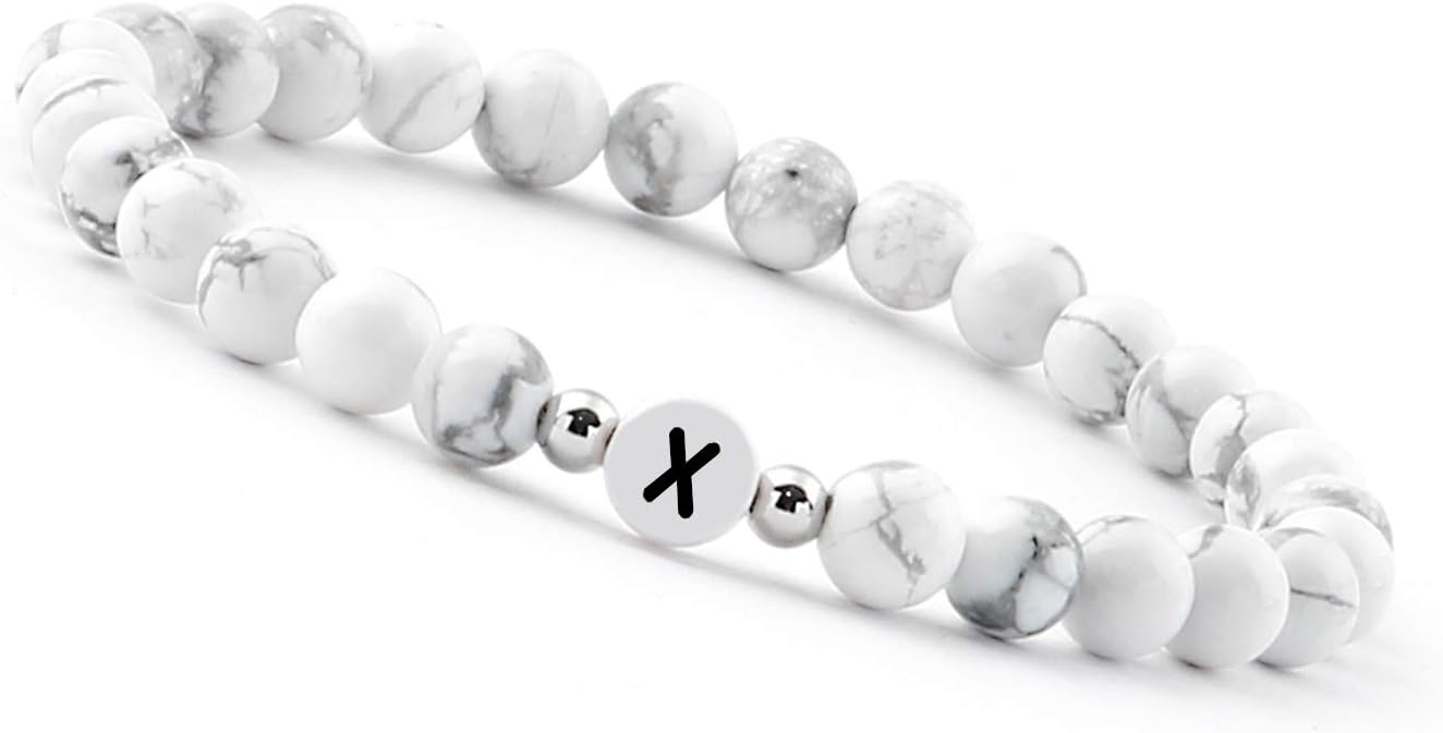 Detalle de Bracelet avec lettres en or 18K plaqué or véritable — pendentif gravé des initiales