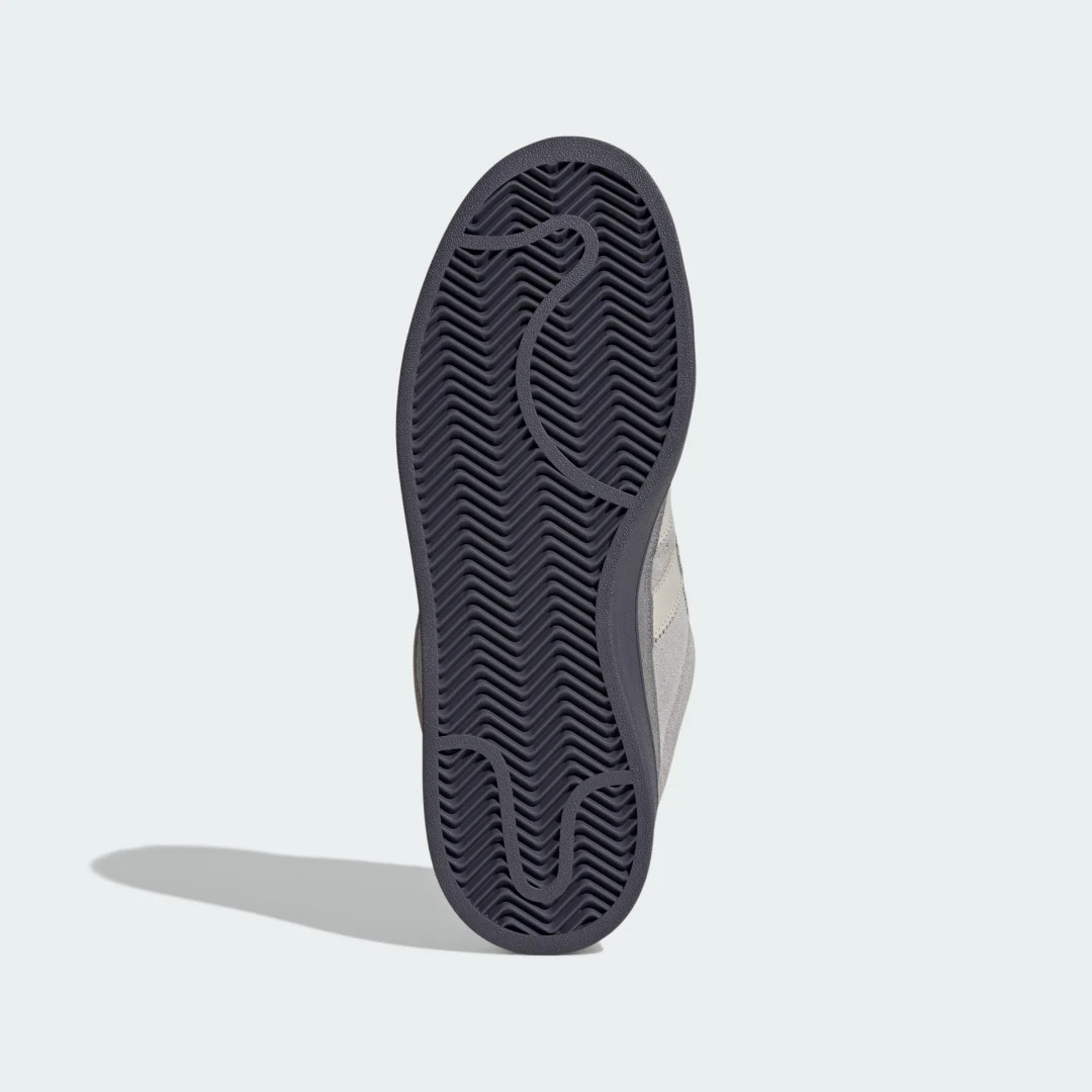Detalle de Adidas Campus ST Gris – Zapatilla clásica para estilo urbano