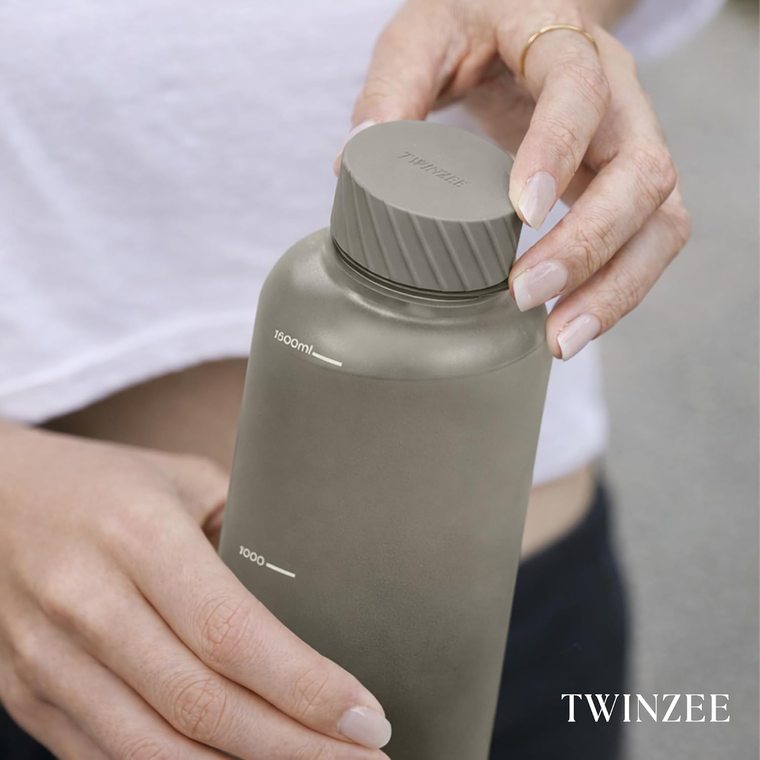 Thumbnail 1 de Twinzee Trinkflasche 1,5 L Taupe – kohlensäuregeeignet, auslaufsicher & spülmaschinenfest