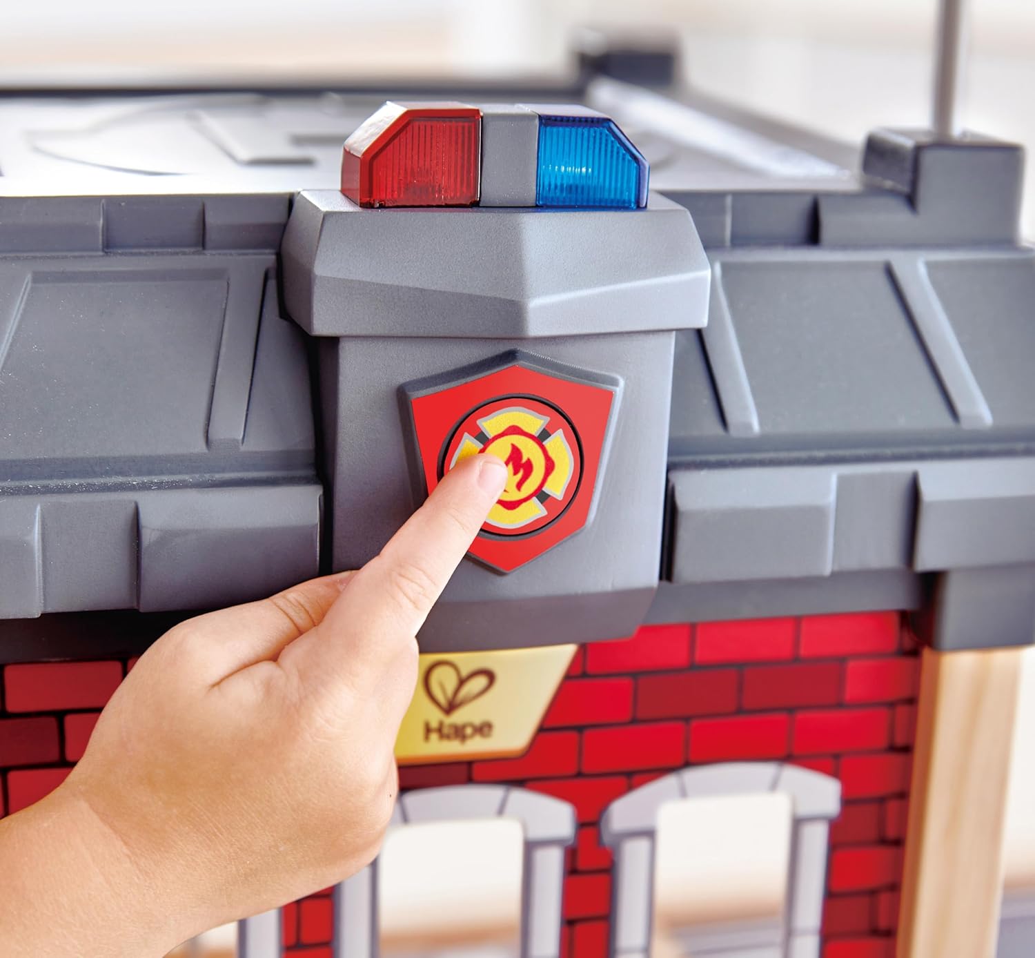 Thumbnail 2 de Hape Caserma dei Pompieri in legno per bambini: gioco di ruolo con allarme e scivolo