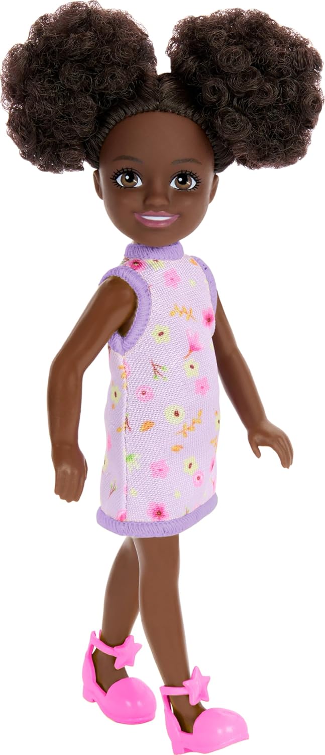 Detalle 2 de Barbie HXM96 Chelsea Friend Doll, 15.2 cm with Removable Outfit