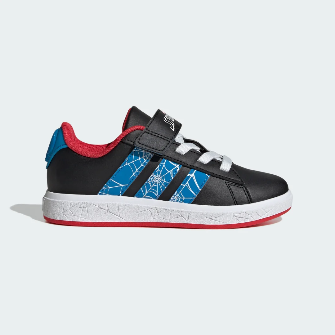 Detalle de Zapatilla adidas Marvel Spider-Man Grand Court — negro urbano con estilo Spider-Man